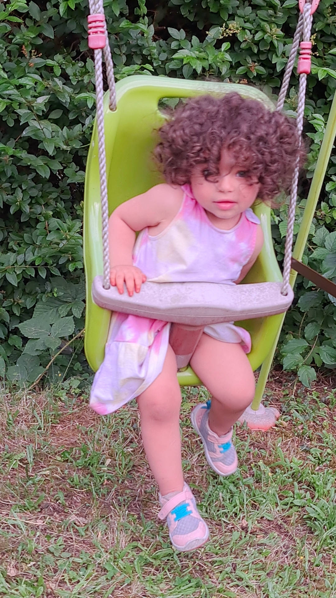 Nour Kherri a rejoint le concours — aidez-le/la à gagner de superbes lots ! baby_toddler_clothing, chair, face, fun, grass, head, leg, leisure, magenta, outdoor_play_equipment, people_in_nature, person, pink, plant, play, recreation, shorts, sitting, swing, thigh