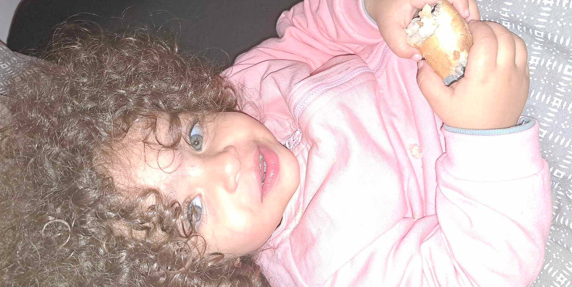 Nour Kherri participe au concours pour gagner de l'argent avec cette photo : arm, cheek, cool, ear, eyebrow, eyelash, finger, gesture, hand, happy, head, human_body, iris, lip, mouth, neck, nose, person, pink, skin