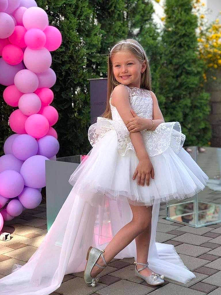 Nour participe au concours pour gagner de l'argent avec cette photo : balloon, bridal_accessory, bridal_clothing, bridal_party_dress, clothing, dress, facial_expression, fashion, flash_photography, fun, gown, hairstyle, happy, headpiece, joy, leg, person, pink, shoulder, smile