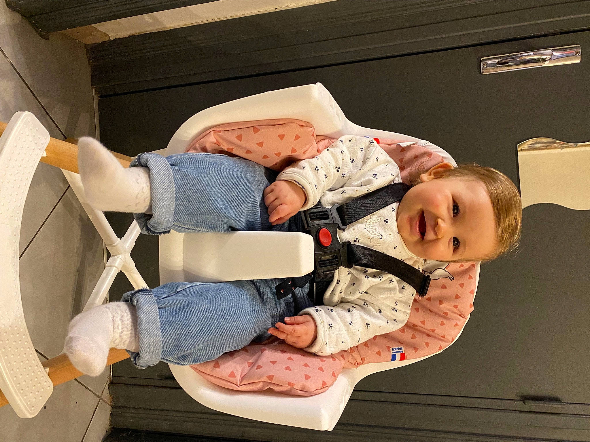 Lilas a rejoint le concours — aidez-le/la à gagner de superbes lots ! baby, baby_products, baby_safety, baby_sleeping, baby_toddler_clothing, child, comfort, hat, joy, person, room, service, sitting, smile, toddler