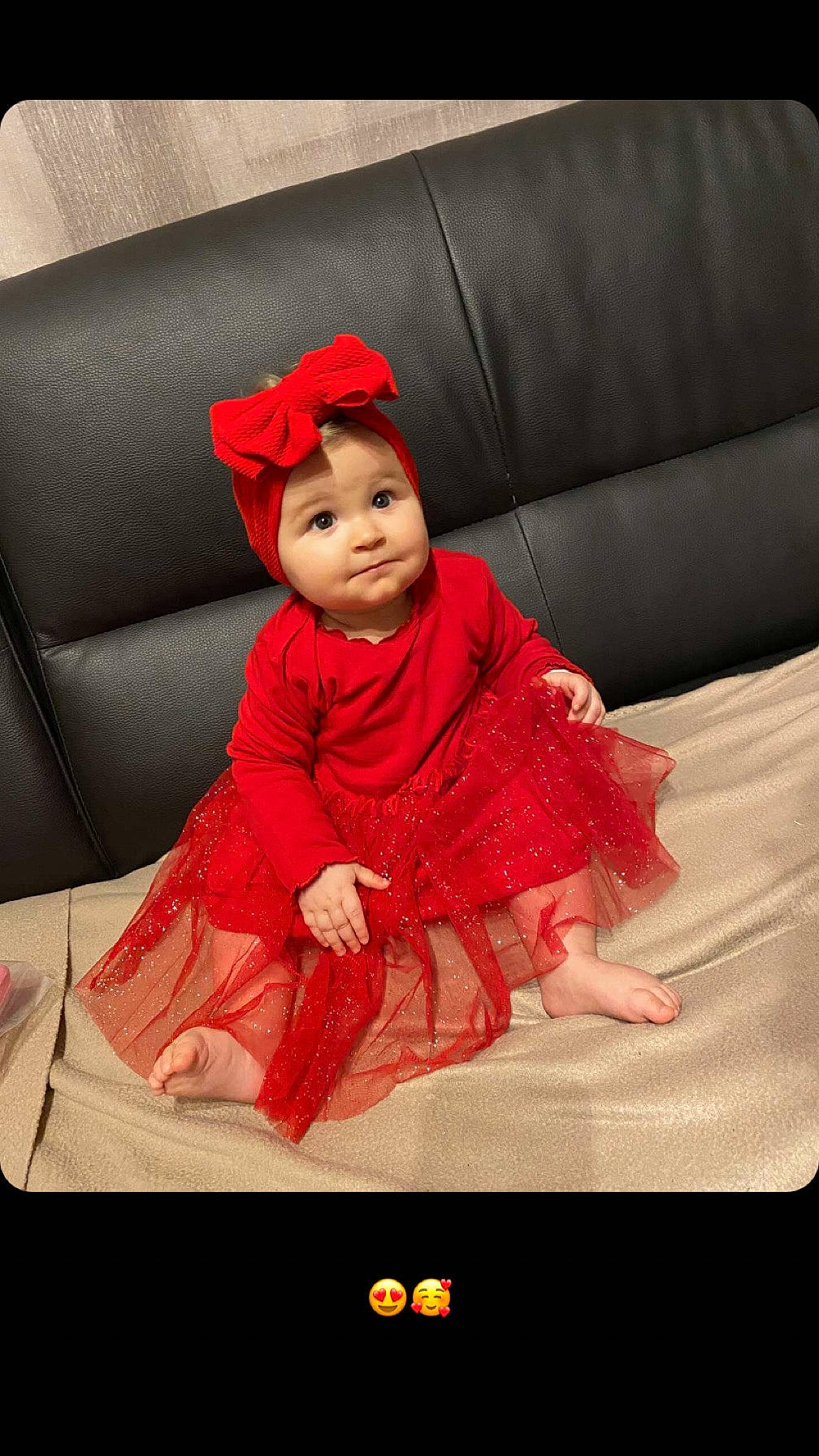 Lilas a rejoint le concours — aidez-le/la à gagner de superbes lots ! baby, baby_toddler_clothing, carmine, child, comfort, couch, dress, face, fashion_accessory, flash_photography, flooring, happy, headwear, linens, magenta, person, pink, room, sitting, sleeve