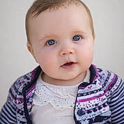 Elsa a rejoint le concours — aidez-le/la à gagner de superbes lots ! baby, infant, toddler, face, blue_eyes, rosy_cheeks, sweater, cardigan, knitwear, blouse, portrait, close_up, fair_skin, soft_background, looking_up, curious_expression, mouth_open, hair, head, cute
