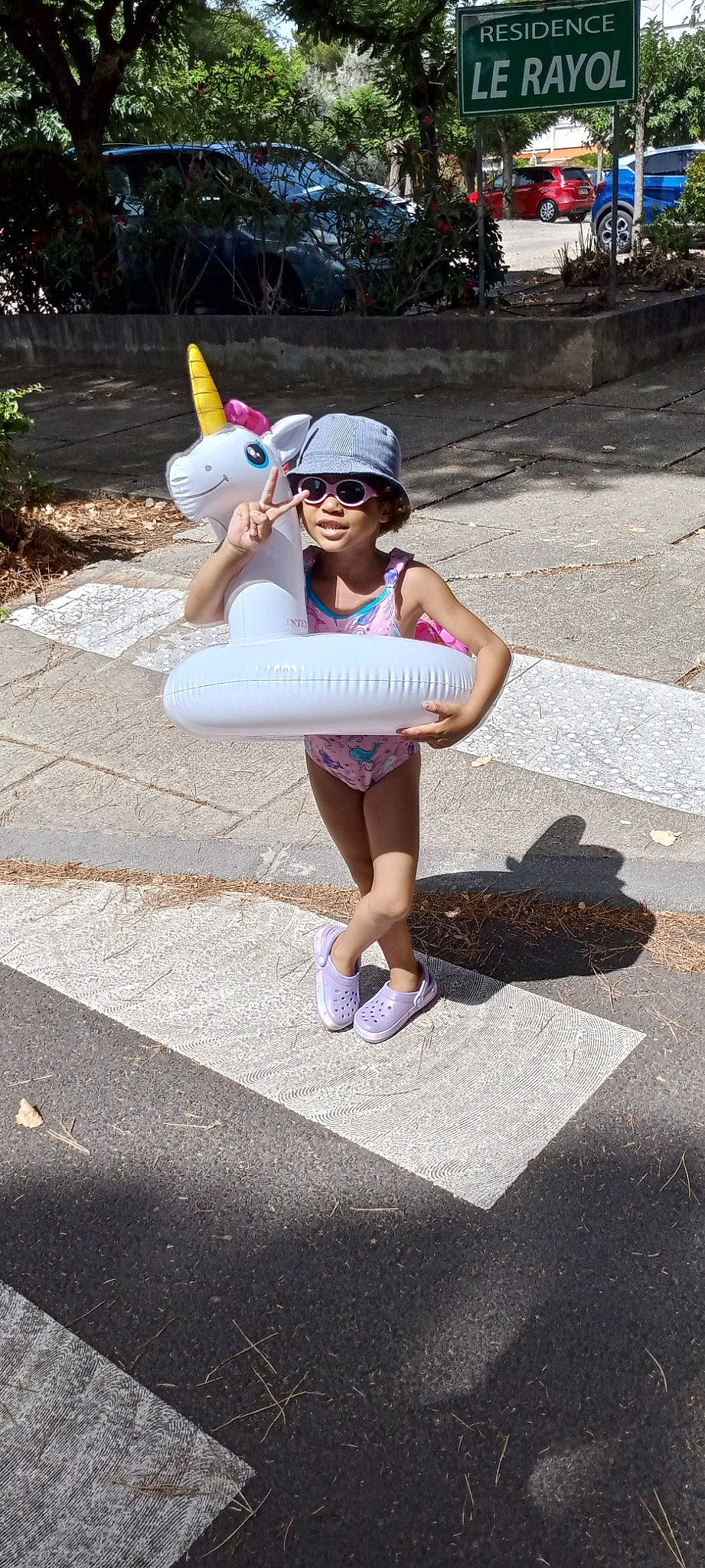 Océane participe au concours pour gagner de l'argent avec cette photo : asphalt, cap, electric_blue, eyewear, fun, goggles, headwear, human_leg, knee, leisure, pedestrian, person, pink, recreation, road, road_surface, shorts, sidewalk, sneakers, sunglasses