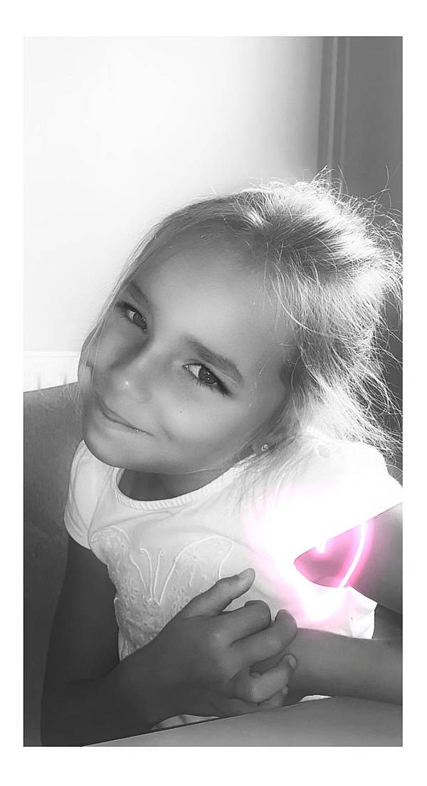 Cyria a rejoint le concours — aidez-le/la à gagner de superbes lots ! cheek, chest, child, cool, eyebrow, eyelash, flash_photography, fun, gesture, happy, iris, joy, lip, monochrome, monochrome_photography, person, petal, portrait, portrait_photography, room