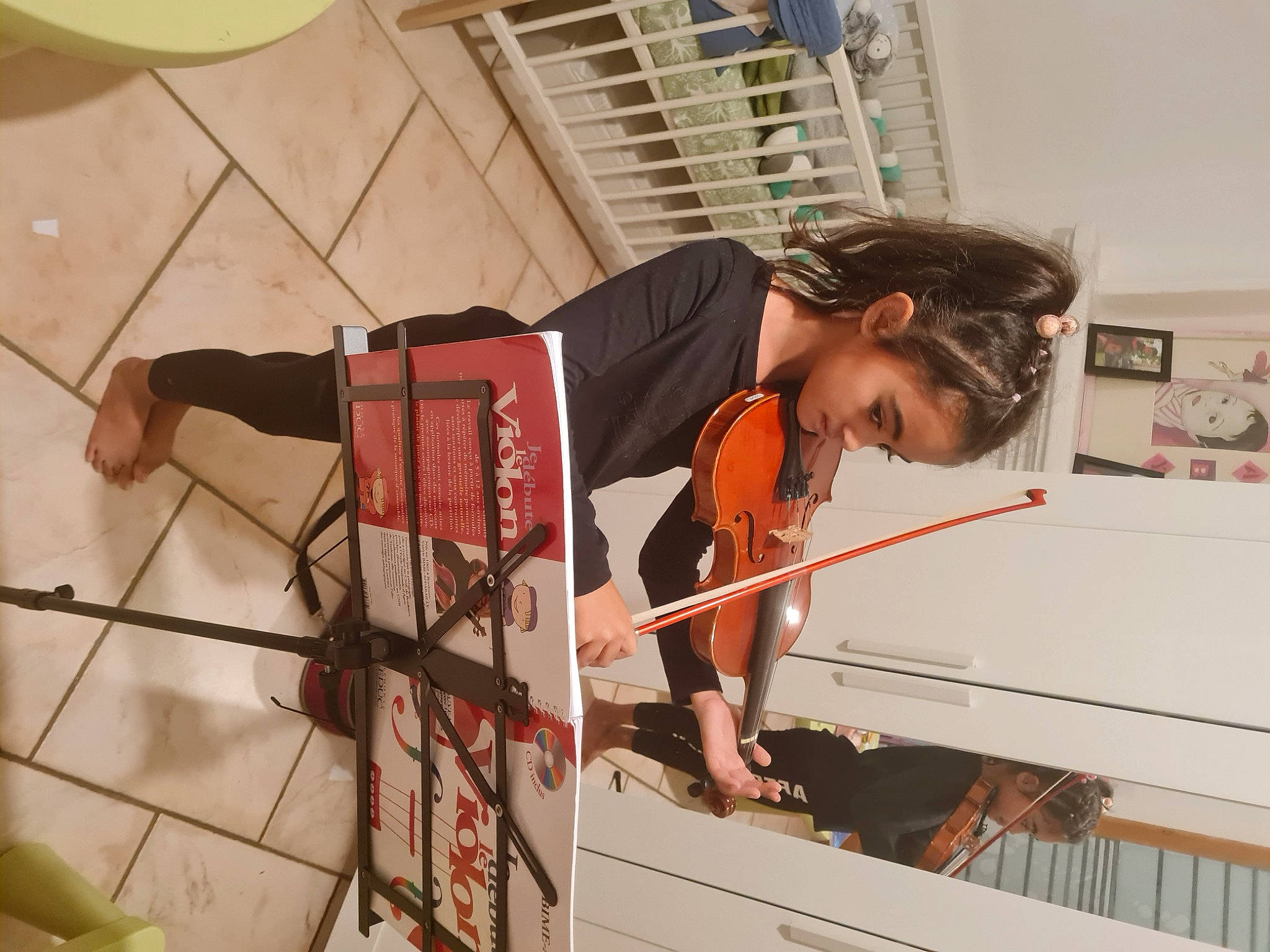 Loucia a rejoint le concours — aidez-le/la à gagner de superbes lots ! artist, elbow, engineering, fashion_design, fun, person, room, visual_arts, wire, wood