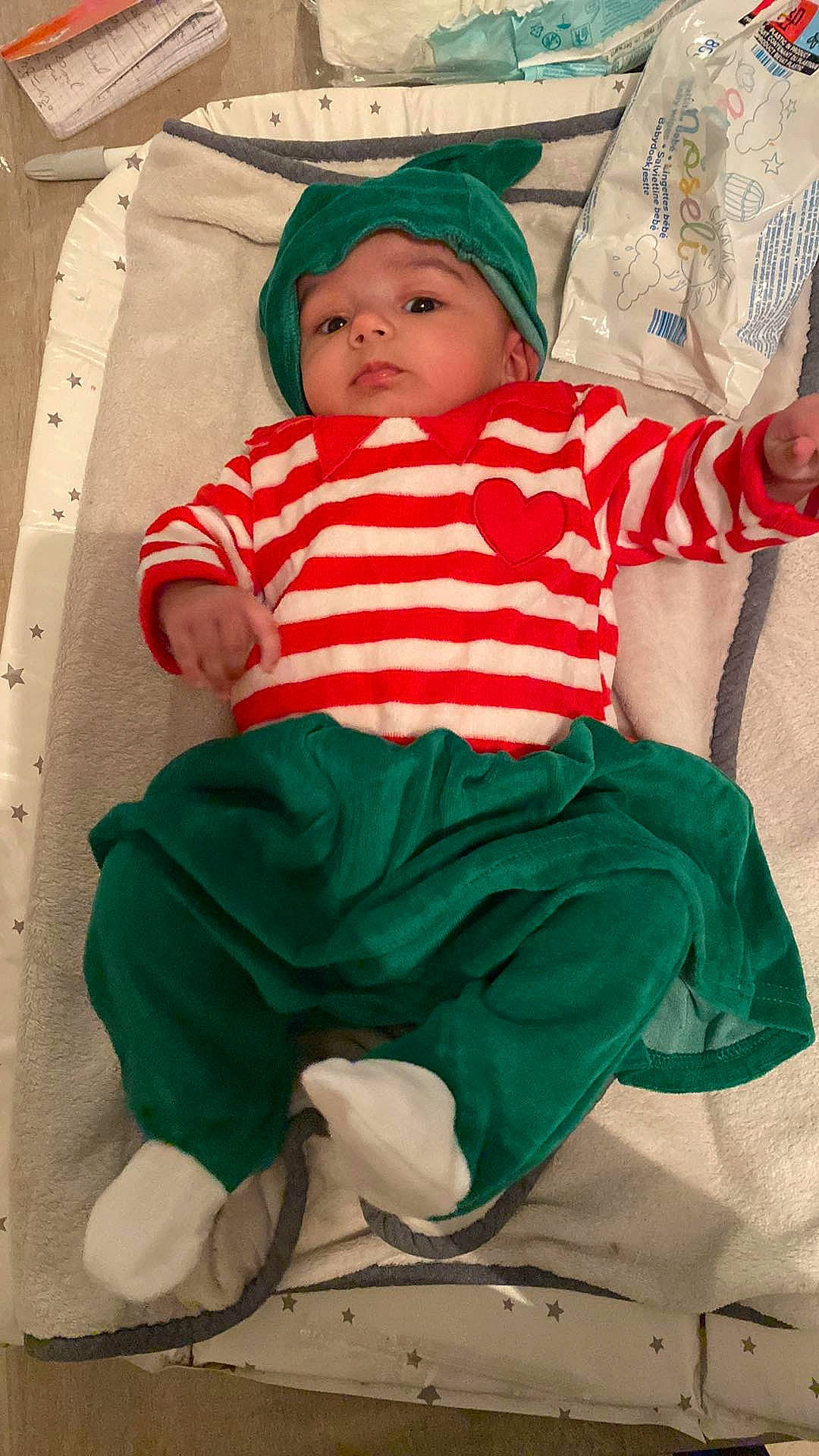 Salma participe au concours pour gagner de l'argent avec cette photo : baby, baby_toddler_clothing, cap, child, comfort, cool, eye, face, facial_expression, fun, grass, green, happy, headwear, knee, linens, pattern, person, sitting, sleeve