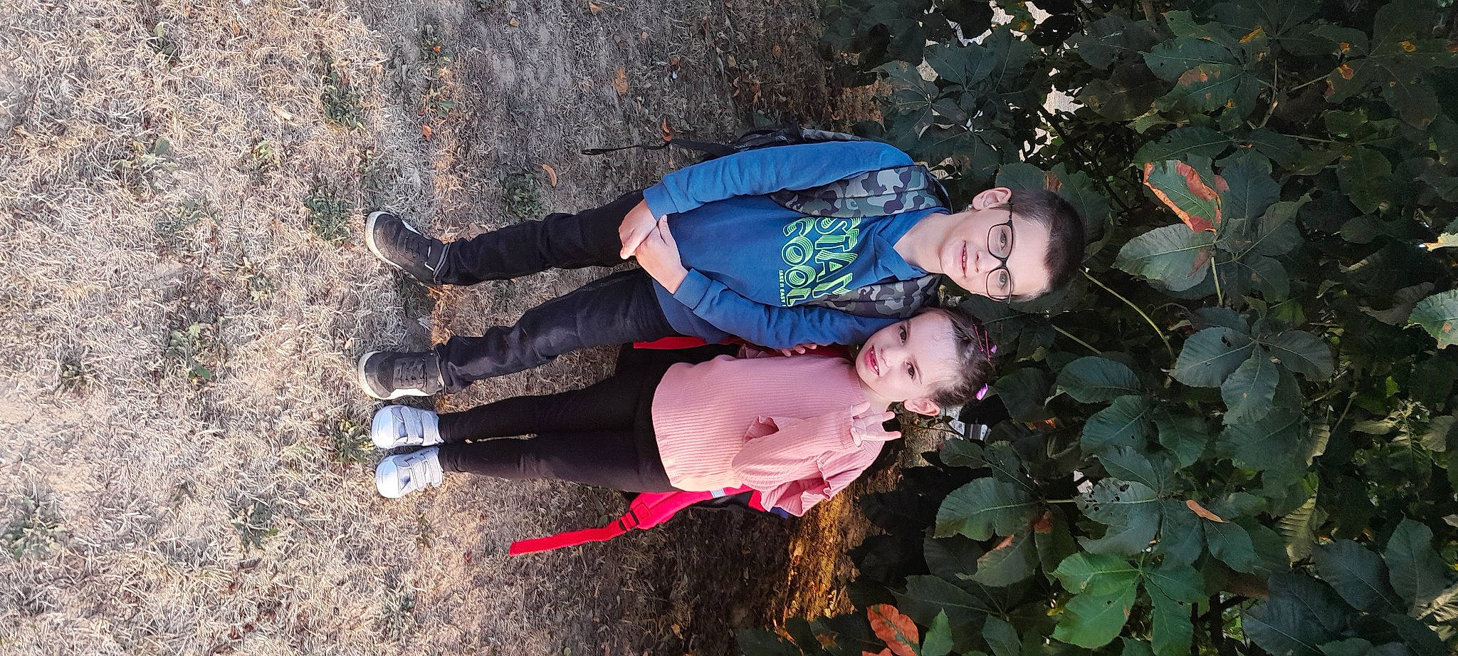 Arthur participe au concours pour gagner de l'argent avec cette photo : boot, electric_blue, fun, grass, happy, human_leg, joy, knee, lap, leisure, people_in_nature, person, plant, smile, sock, soil, sweatpant, thigh, toddler, tree