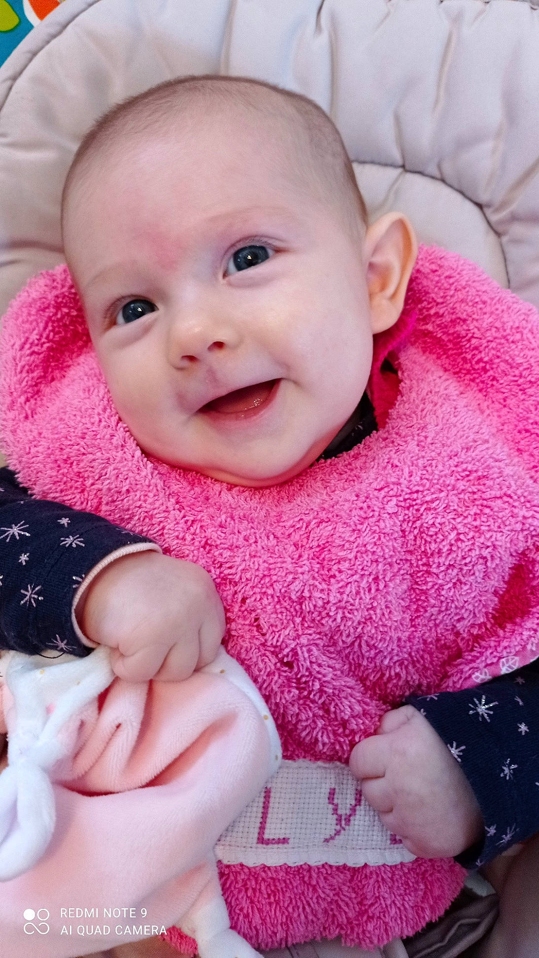 Alyzia participe au concours pour gagner de l'argent avec cette photo : baby, baby_toddler_clothing, cheek, chin, comfort, eyebrow, face, happy, lip, mouth, neck, nose, outerwear, person, pink, product, skin, sleeve, smile, textile