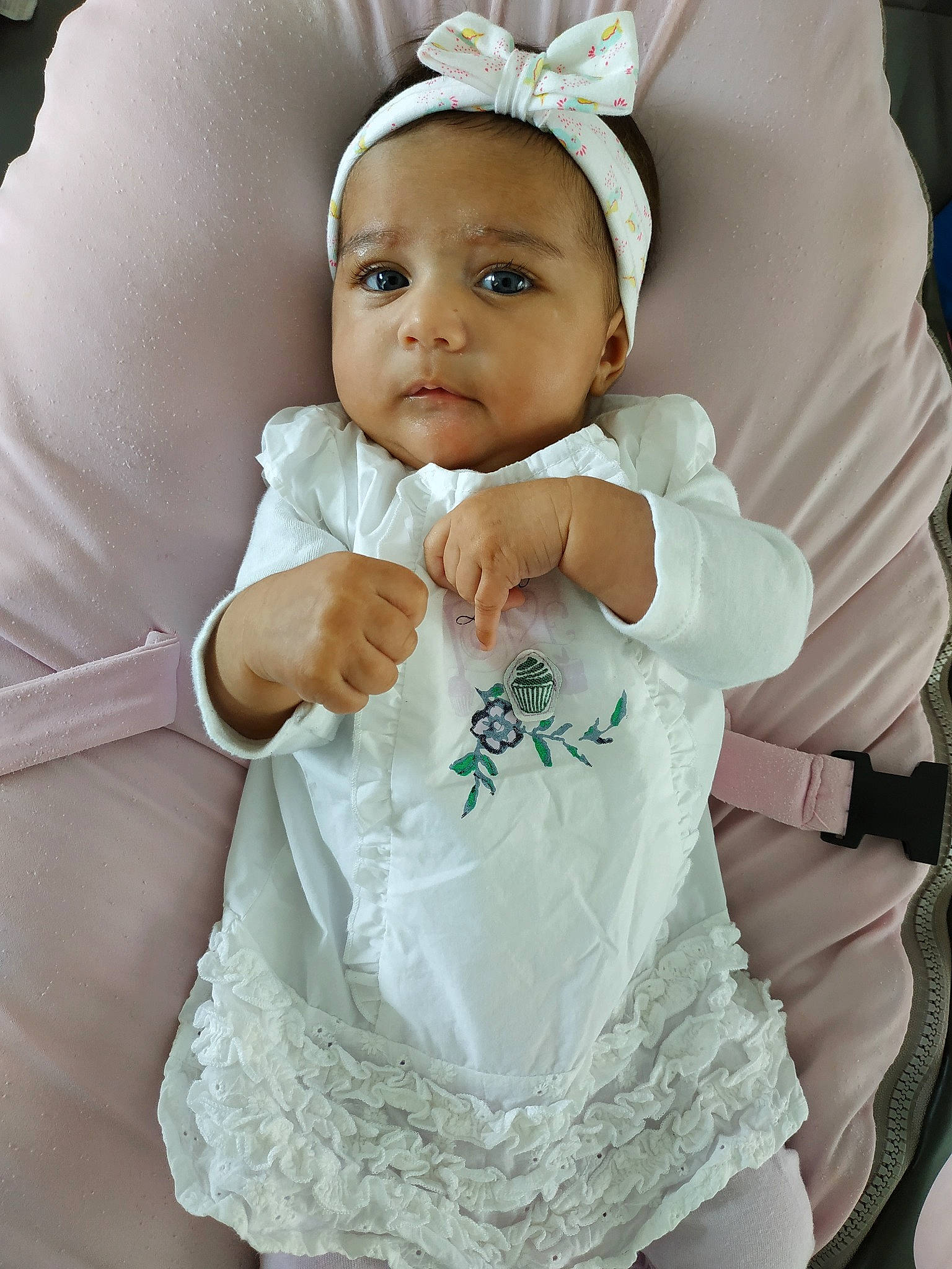 Jade a rejoint le concours — aidez-le/la à gagner de superbes lots ! baby, baby_products, baby_toddler_clothing, cheek, child, hair_accessory, head, headgear, person, pink, product, skin, textile, toddler, white