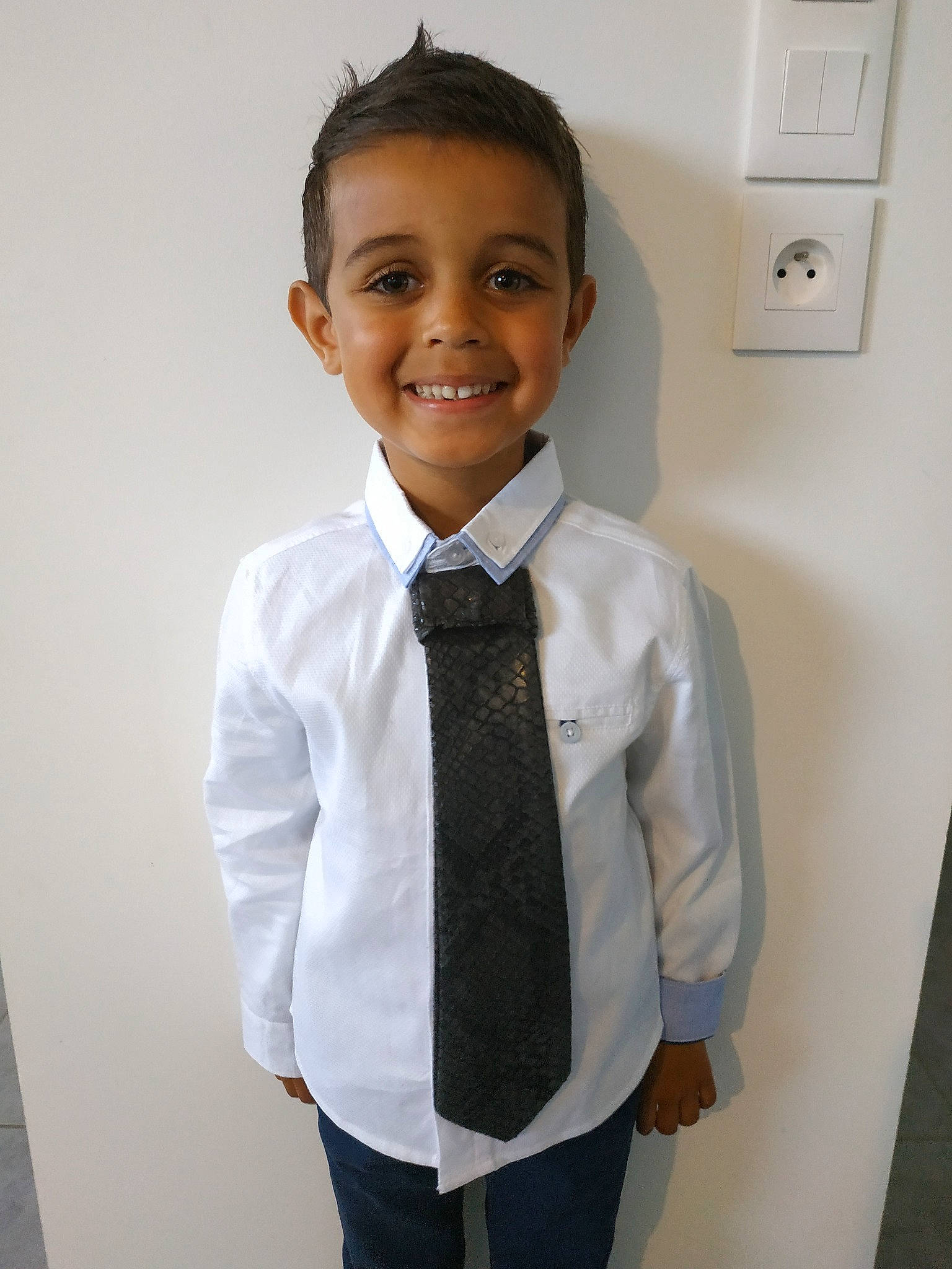 Matheo a rejoint le concours — aidez-le/la à gagner de superbes lots ! bow_tie, child, clothing, dress_shirt, fashion_accessory, formal_wear, joy, outerwear, person, school_uniform, shirt, suit, tie, top, tuxedo, uniform, white, white_collar_worker