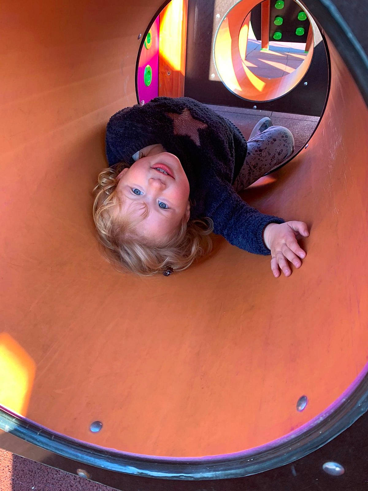 Myla a rejoint le concours — aidez-le/la à gagner de superbes lots ! audio_equipment, auto_part, automotive_wheel_system, bumper, circle, cool, design, drum, entertainment, eyewear, flash_photography, fun, hairstyle, happy, leisure, light, mouth, person, personal_protective_equipment, pink