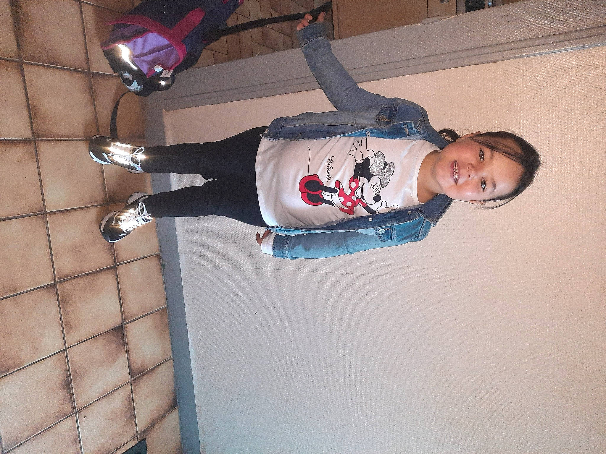 Emma participe au concours pour gagner de l'argent avec cette photo : boot, carmine, costume, flooring, foot, footwear, fun, human_leg, joy, knee, leg, outdoor_shoe, person, smile, sportswear, thigh, walking_shoe