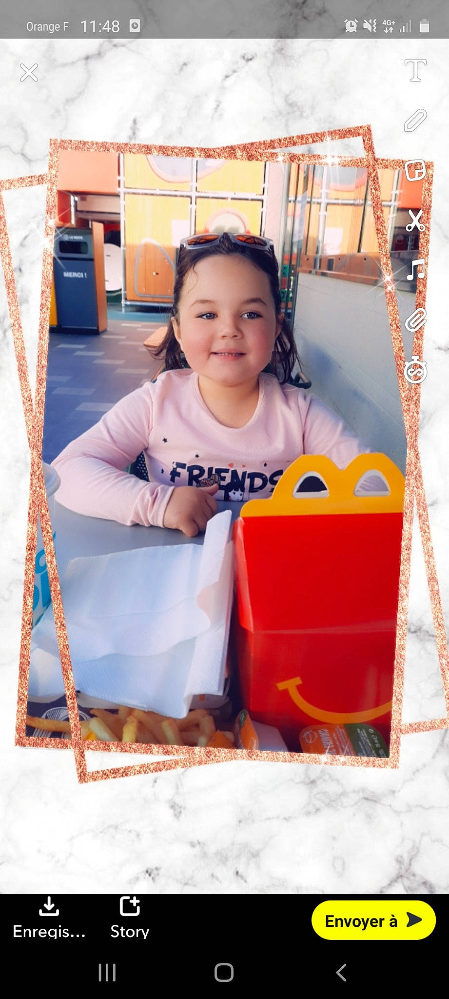 Emma a rejoint le concours — aidez-le/la à gagner de superbes lots ! child, fun, happy, joy, leisure, magenta, person, play, recreation, room, sitting, sleeve, smile, t_shirt, toddler, travel, wood