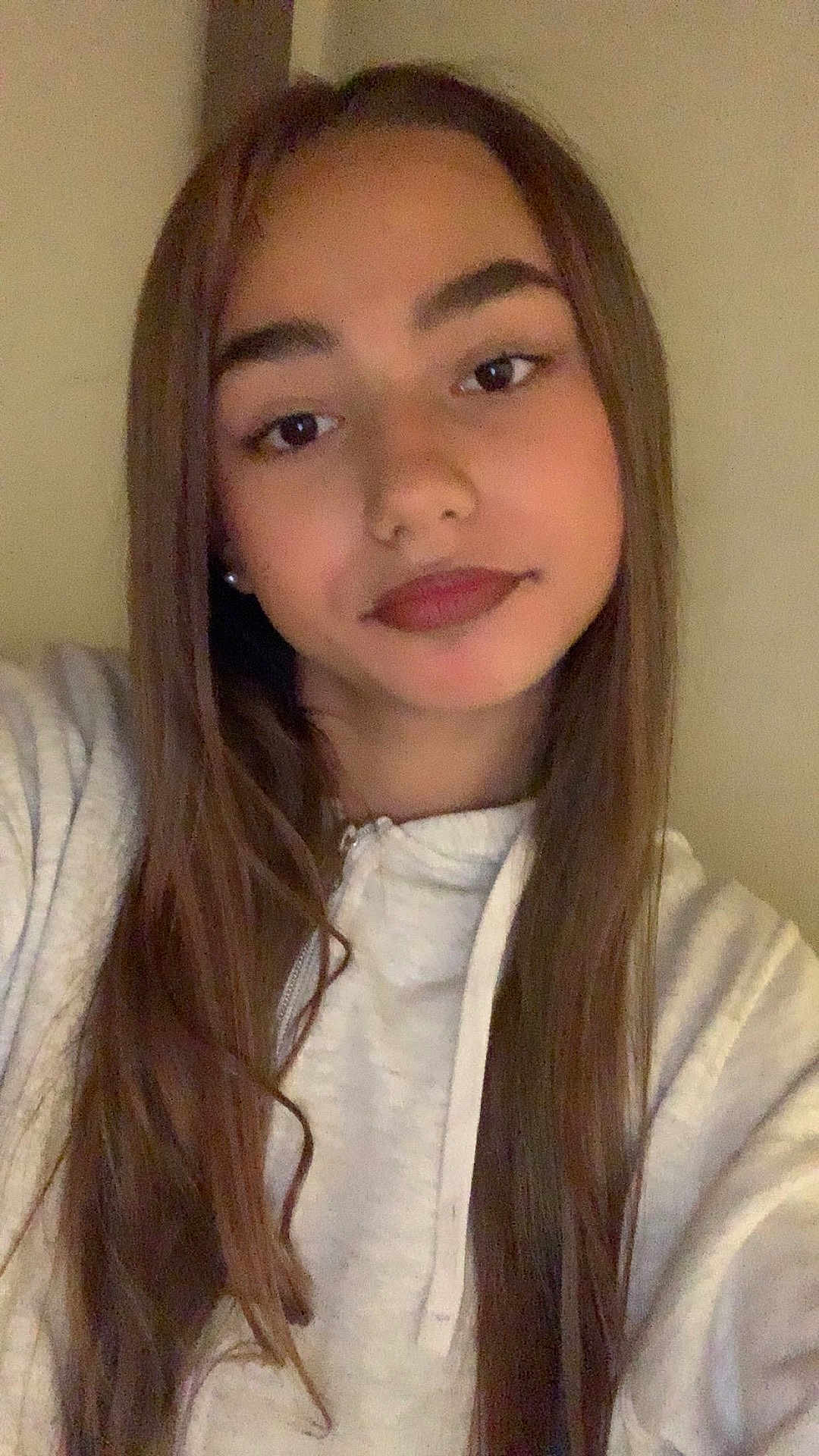 Tanya a rejoint le concours — aidez-le/la à gagner de superbes lots ! child, selfie, portrait, long_hair, brown_hair, hoodie, casual_clothing, earrings, face, eyes, lips, eyebrows, indoor, wall, shoulder, young_person, smile, straight_hair, closeup, neutral_expression