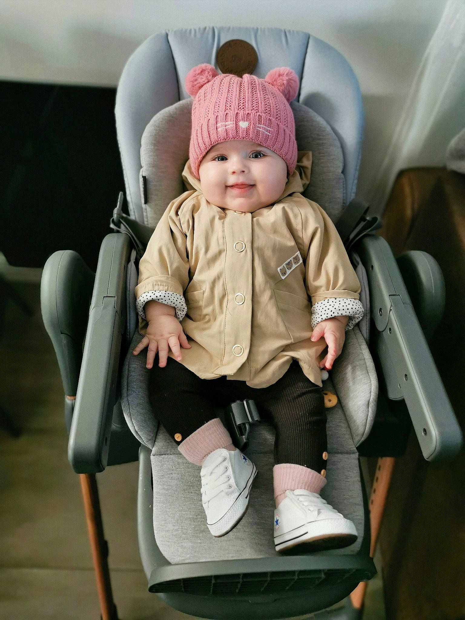 Cléa a rejoint le concours — aidez-le/la à gagner de superbes lots ! ankle, baby_products, baby_toddler_clothing, beanie, bonnet, car_seat, comfort, foot, headwear, joint, joy, knee, knit_cap, lap, person, product, sitting, sock, wool, woolen
