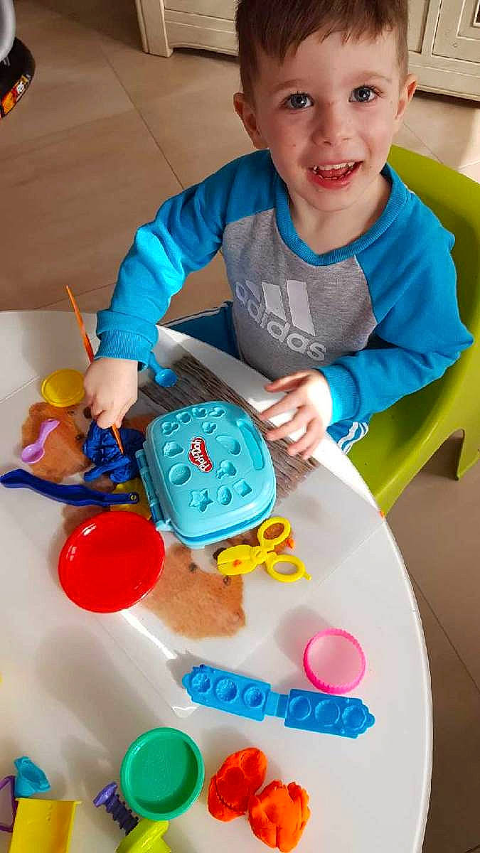 Noah a rejoint le concours — aidez-le/la à gagner de superbes lots ! baby_playing_with_toys, baby_toys, child, person, play, play_doh, playset, toddler, toy