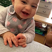 Valentina a rejoint le concours — aidez-le/la à gagner de superbes lots ! baby, smiling, face, hands, bib, clothing, indoor, furniture, dresser, table, folder, happy, child, person, room, toy, sitting, skin, head, expression