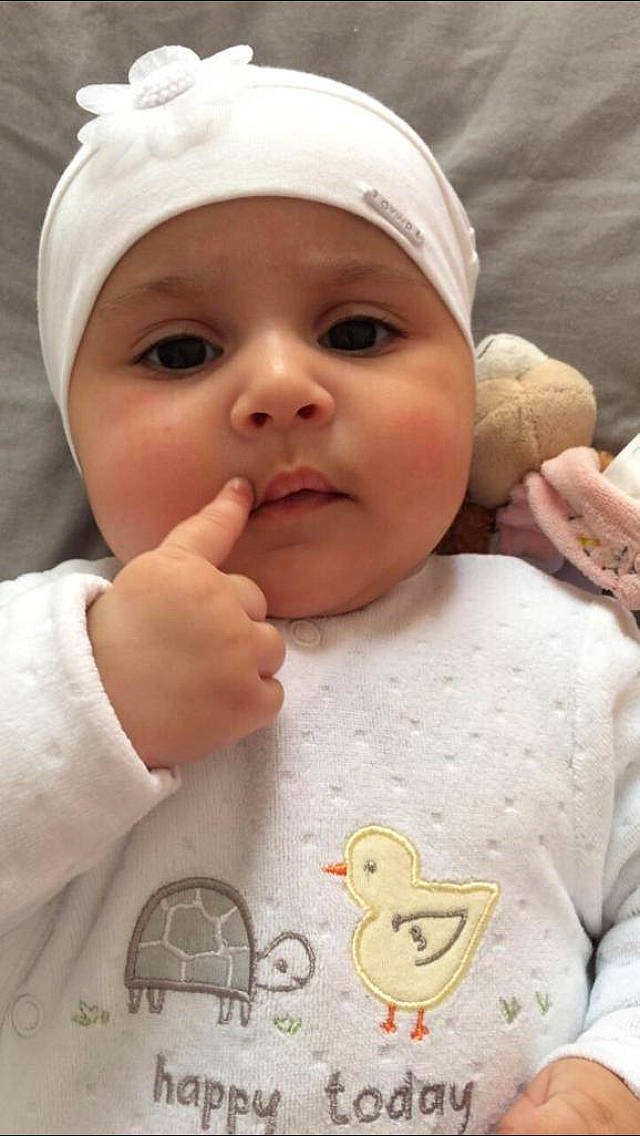 Illyana a rejoint le concours — aidez-le/la à gagner de superbes lots ! baby, baby_toddler_clothing, bib, cheek, chin, eyelash, face, finger, gesture, happy, hat, head, headwear, lip, mammal, mouth, nose, person, skin, sleeve