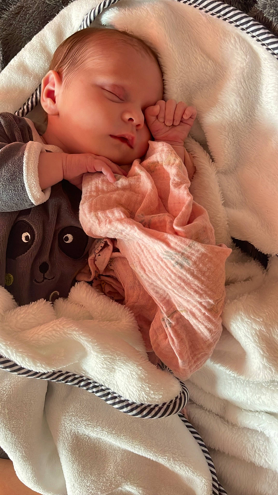 Cataleya a rejoint le concours — aidez-le/la à gagner de superbes lots ! baby, baby_products, baby_sleeping, baby_toddler_clothing, cheek, child, comfort, face, fur, gesture, hand, human_body, linens, nail, peach, person, pink, skin, sleeve, thumb