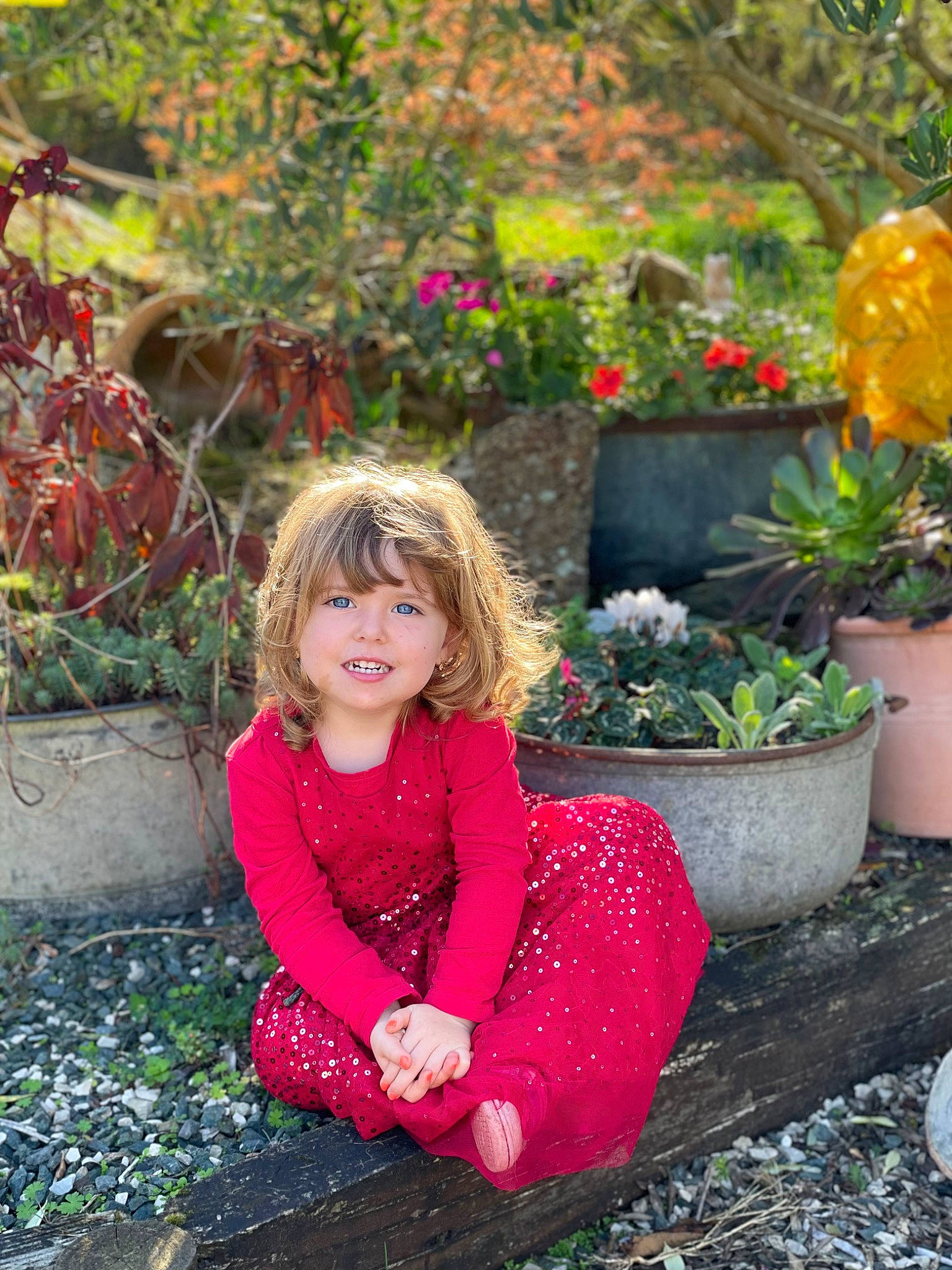 Romy a rejoint le concours — aidez-le/la à gagner de superbes lots ! baby_toddler_clothing, beauty, botany, flowerpot, grass, happy, houseplant, joy, leaf, leisure, magenta, nature, outerwear, pattern, people_in_nature, person, pink, plant, sitting, smile