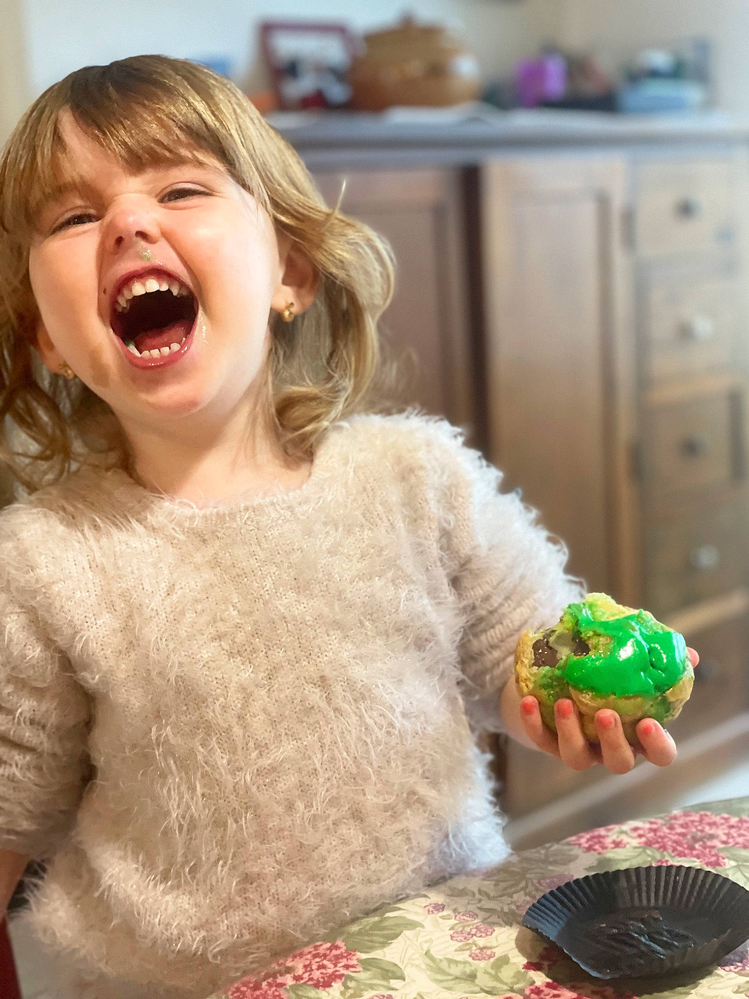 Romy a rejoint le concours — aidez-le/la à gagner de superbes lots ! arm, cabinetry, child, comfort_food, cooking, dessert, dress, finger, flooring, food, fun, fur, happy, ingredient, person, plate, recipe, sitting, tableware, toddler