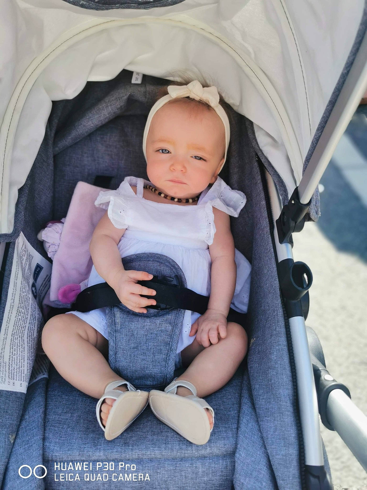 Naomie participe au concours pour gagner de l'argent avec cette photo : auto_part, baby, baby_carriage, baby_products, baby_safety, baby_toddler_clothing, chair, child, comfort, electric_blue, fashion_accessory, fun, lap, person, recreation, sitting, thigh, toddler, vacation, white