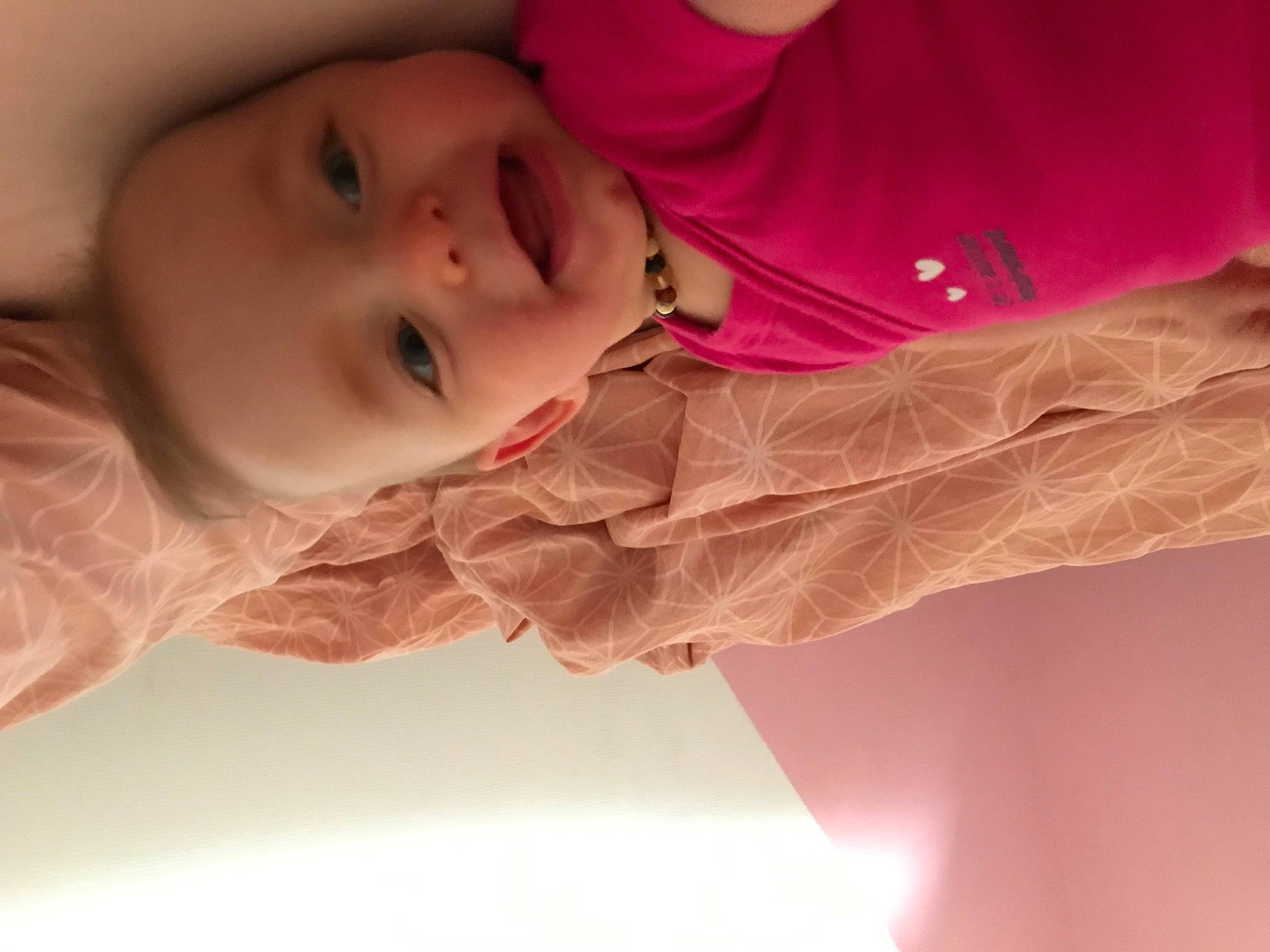 Naomie a rejoint le concours — aidez-le/la à gagner de superbes lots ! arm, cheek, eye, eyebrow, eyelash, gesture, hair, hand, head, human_body, jaw, joint, leg, lip, mouth, neck, nose, person, pink, skin