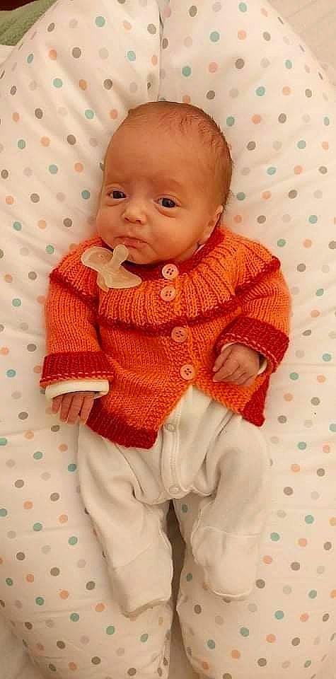 Naomie participe au concours pour gagner de l'argent avec cette photo : baby, baby_products, baby_toddler_clothing, cheek, child, collar, dress_shirt, face, fashion_design, linens, neck, outerwear, pattern, peach, person, pink, sitting, skin, sleeve, toddler