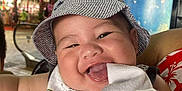 Keapatini a rejoint le concours — aidez-le/la à gagner de superbes lots ! baby, smiling, hat, bib, towel, indoor, market, sign, child, happy, person, closeup, cute, cheerful, portrait, clothing, face, hand, background, expression