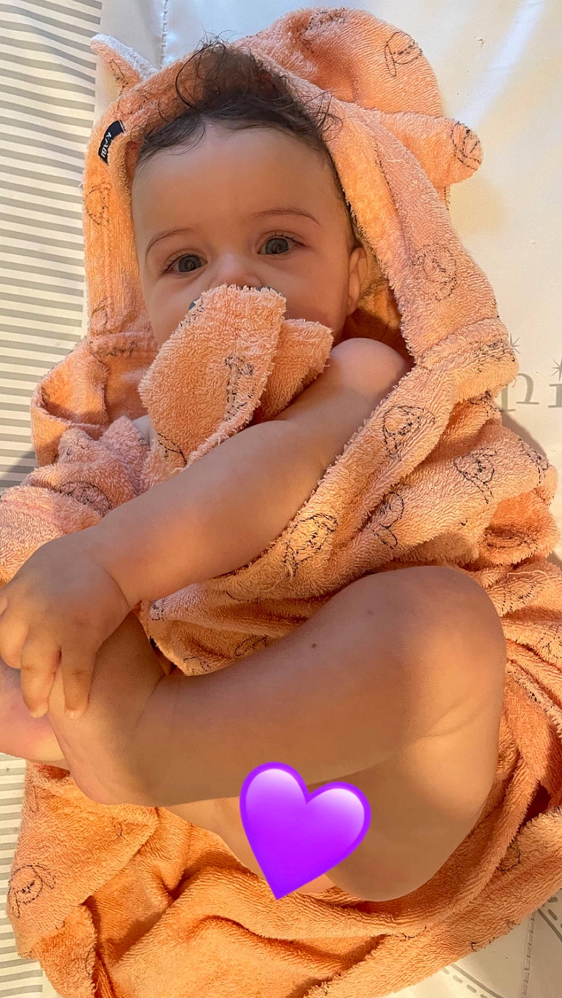 Luna participe au concours pour gagner de l'argent avec cette photo : abdomen, arm, baby, beauty, child, eyelash, finger, gesture, happy, headgear, lip, nail, neck, organ, peach, person, pink, skin, textile, thumb