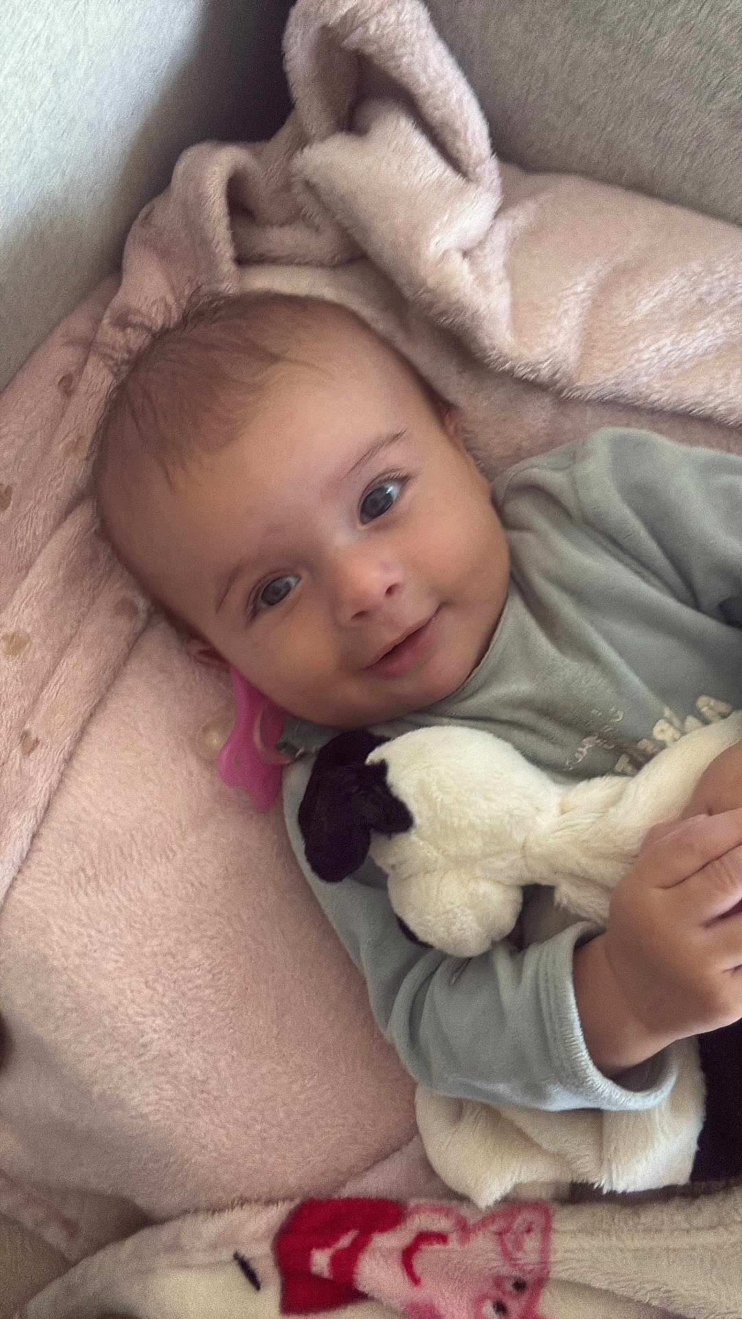 Zayn participe au concours pour gagner de l'argent avec cette photo : baby, infant, smiling, plush_toy, blanket, pacifier, soft_texture, cute, child, indoors, cozy, lying_down, clothing, face, hand, comfort, warm, young, happy, portrait