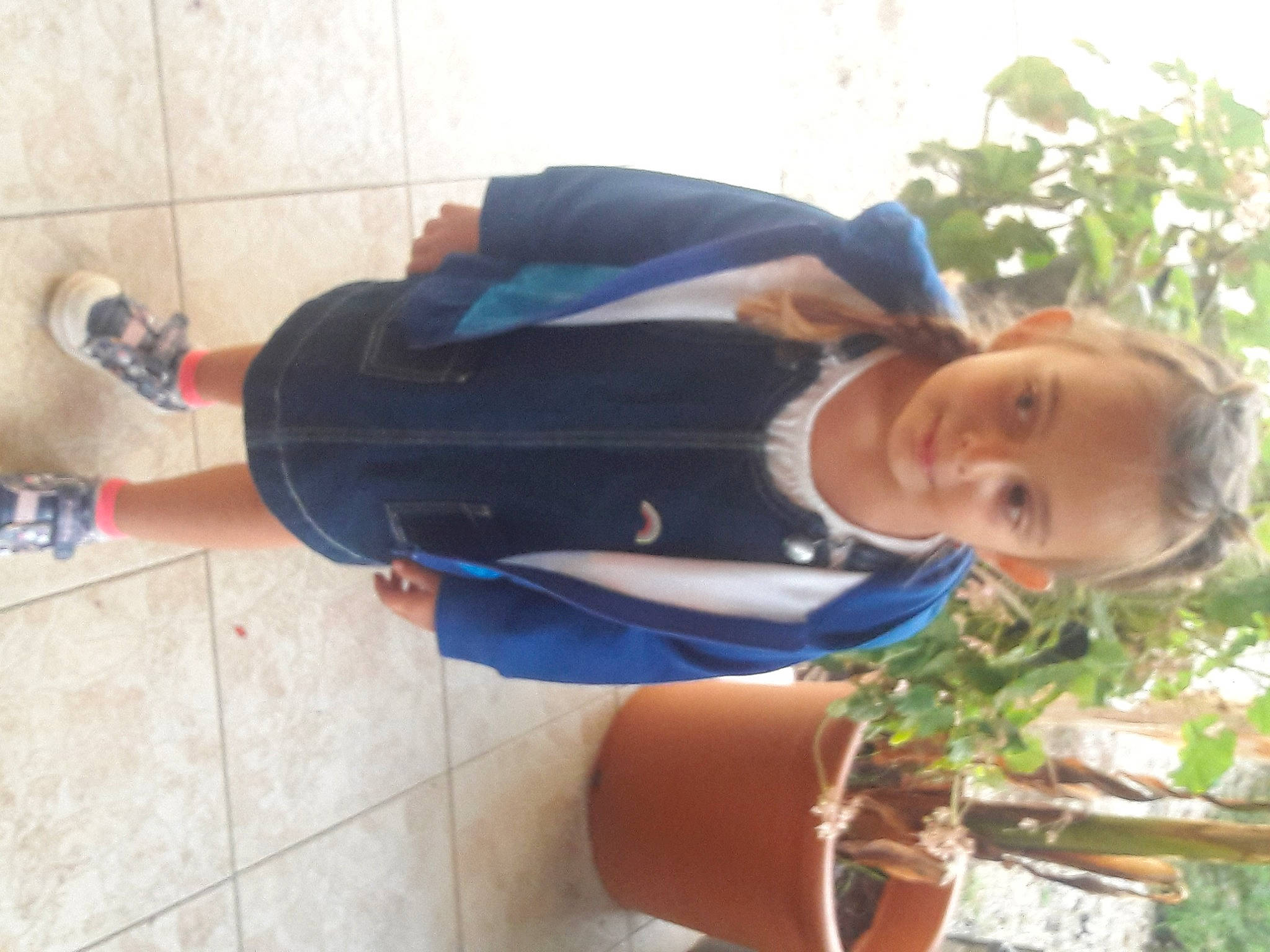 Oceane participe au concours pour gagner de l'argent avec cette photo : electric_blue, fun, happy, hat, human_leg, person, plant, smile, thigh, wrist