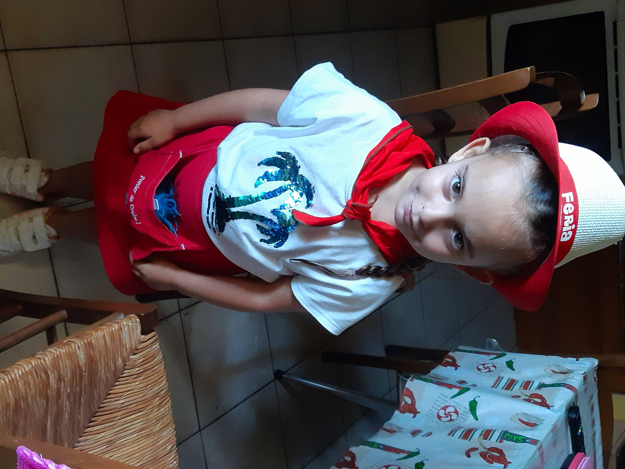 Oceane a rejoint le concours — aidez-le/la à gagner de superbes lots ! baseball_cap, cap, carmine, costume, elbow, event, hat, person, personal_protective_equipment, red, sleeve, t_shirt, uniform, wrist