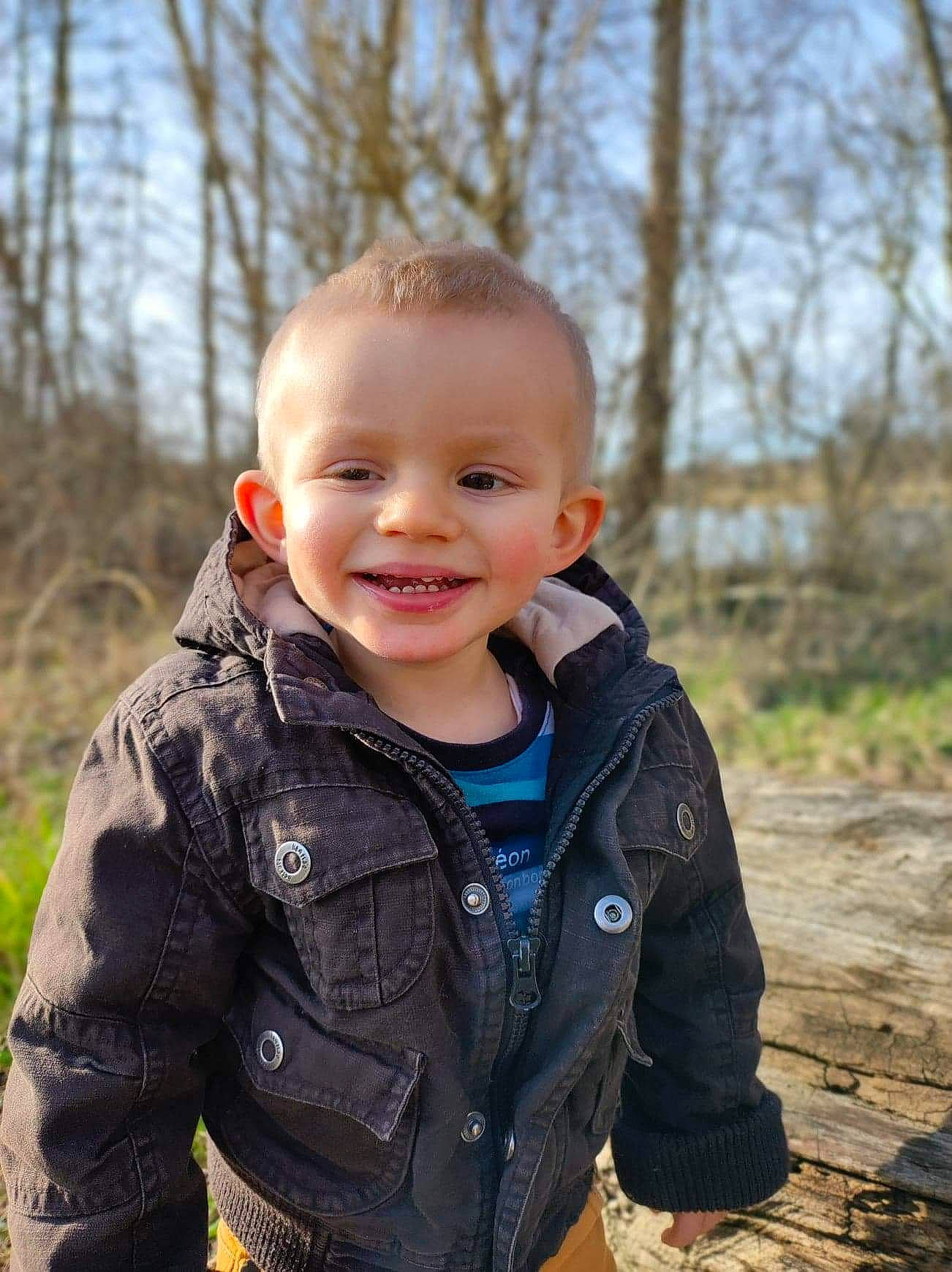Raphaël a rejoint le concours — aidez-le/la à gagner de superbes lots ! baby, baby_toddler_clothing, cheek, face, flash_photography, grass, happy, iris, jacket, joy, outerwear, people_in_nature, person, plant, skin, sky, sleeve, smile, standing, toddler