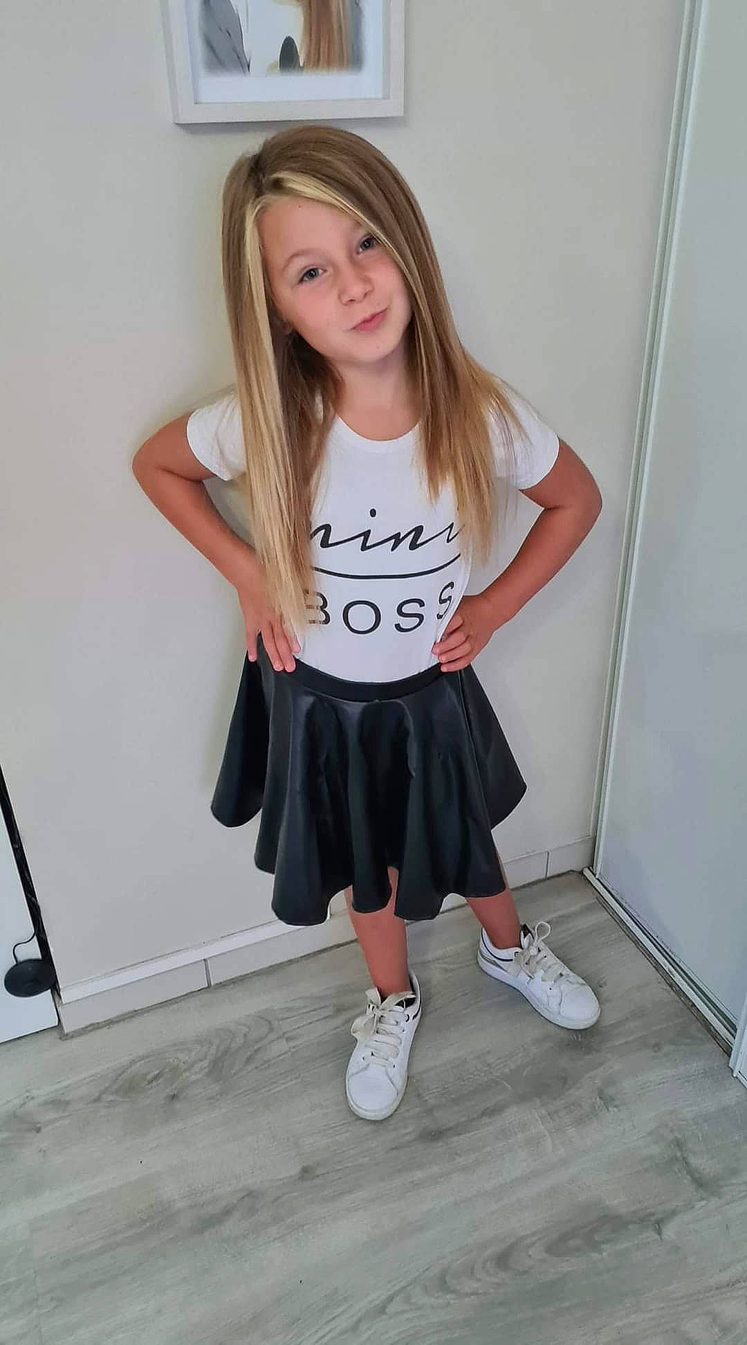 Myia a rejoint le concours — aidez-le/la à gagner de superbes lots ! bangs, day_dress, face, fashion_design, footwear, hair, human_leg, knee, leg, long_hair, pattern, person, shoe, sleeve, smile, sock, t_shirt, thigh, toddler, trunk