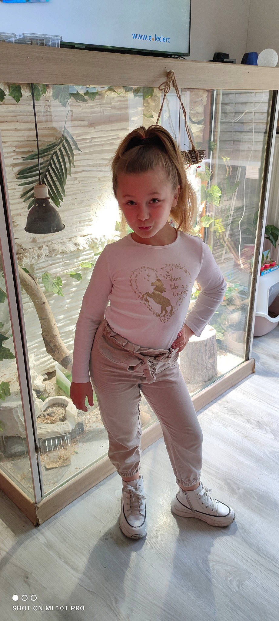 Myia participe au concours pour gagner de l'argent avec cette photo : abdomen, baby_toddler_clothing, child, denim, fun, human_leg, jewellery, knee, pattern, person, sitting, sleeve, sportswear, standing, t_shirt, textile, thigh, toddler, top, vacation