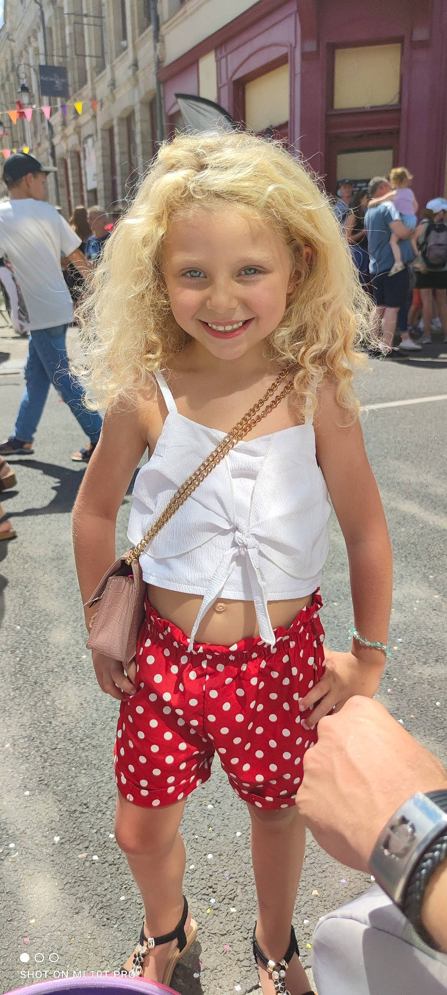 Syana a rejoint le concours — aidez-le/la à gagner de superbes lots ! beauty, chest, eye, eyewear, fun, hair, hairstyle, happy, head, joint, joy, leg, muscle, person, photograph, pink, smile, summer, thigh, trunk