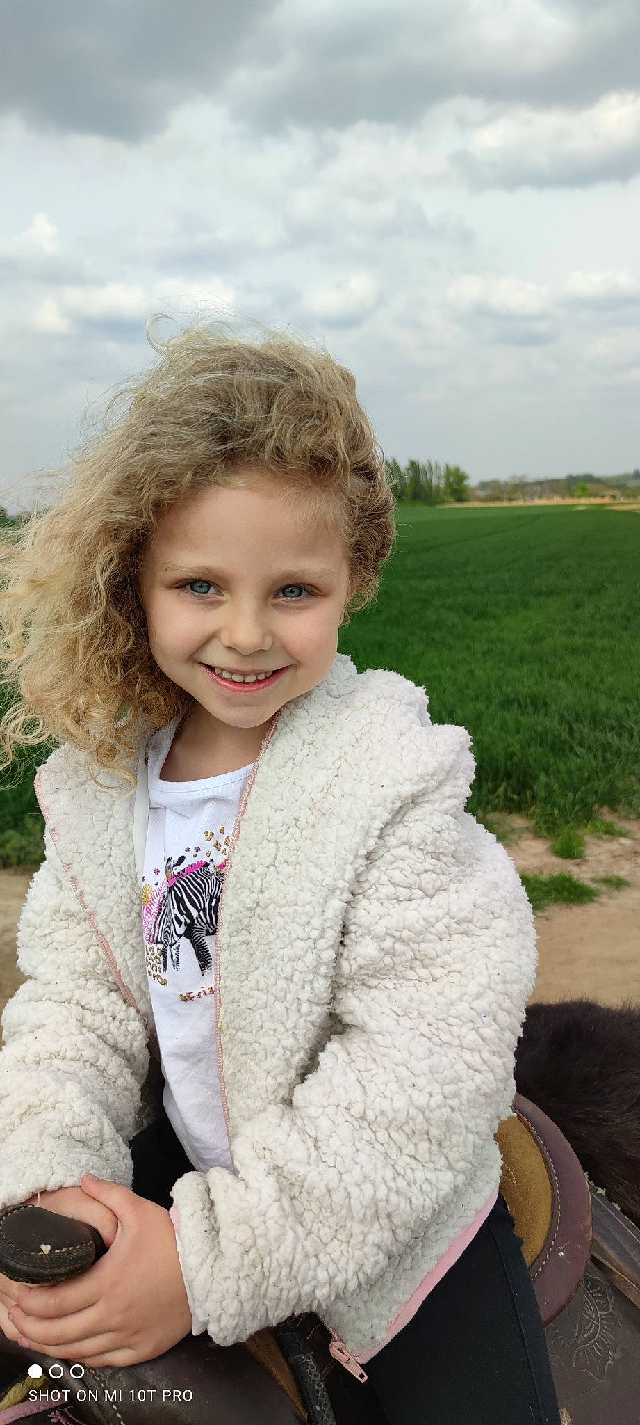 Syana participe au concours pour gagner de l'argent avec cette photo : blond, brown_hair, child, cloud, fun, fur, grass, grass_family, grassland, happy, iris, joy, leisure, lip, people_in_nature, person, plant, skin, sky, smile