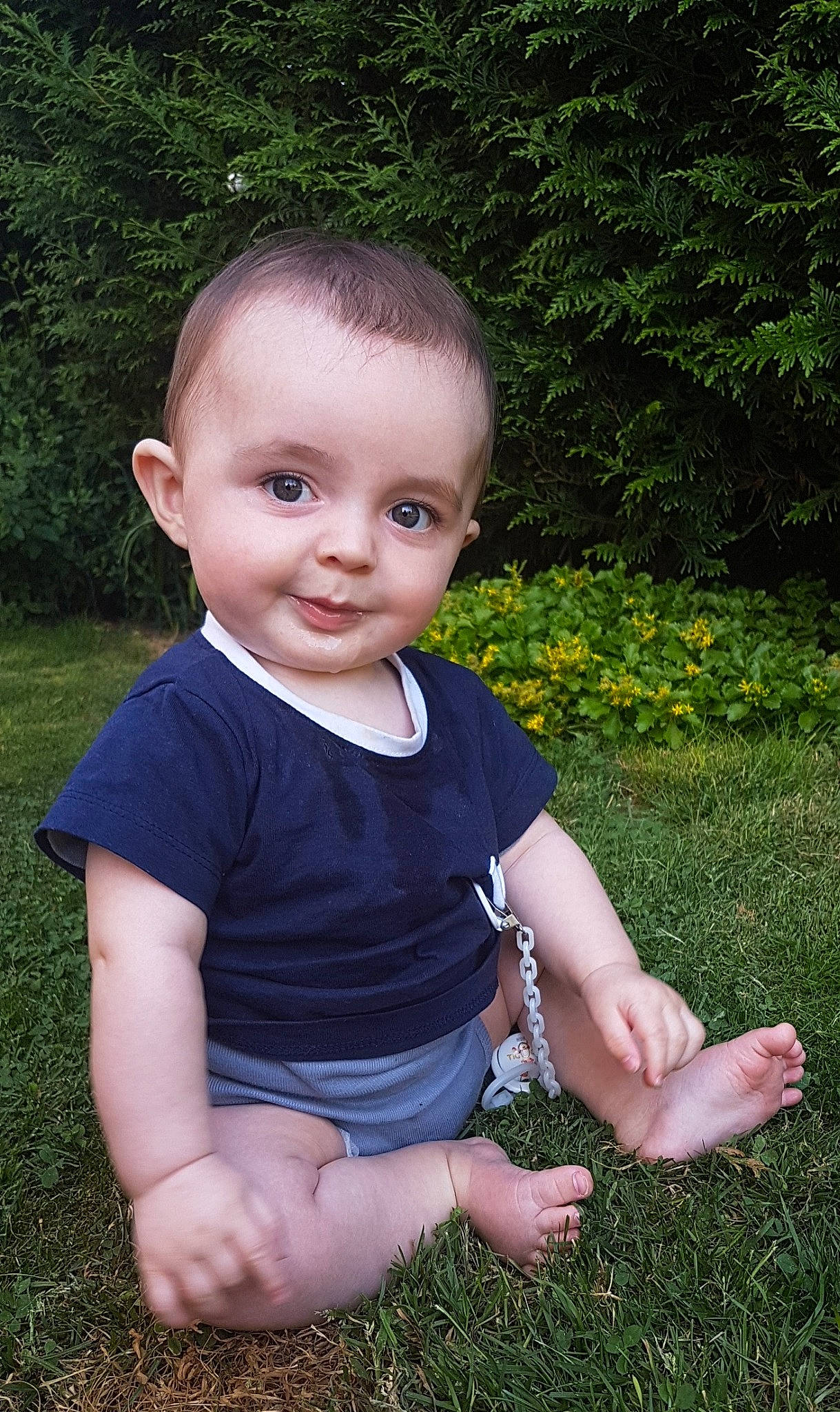 Lylian a rejoint le concours — aidez-le/la à gagner de superbes lots ! baby, cheek, child, grass, lawn, person, plant, sitting, skin, smile, toddler