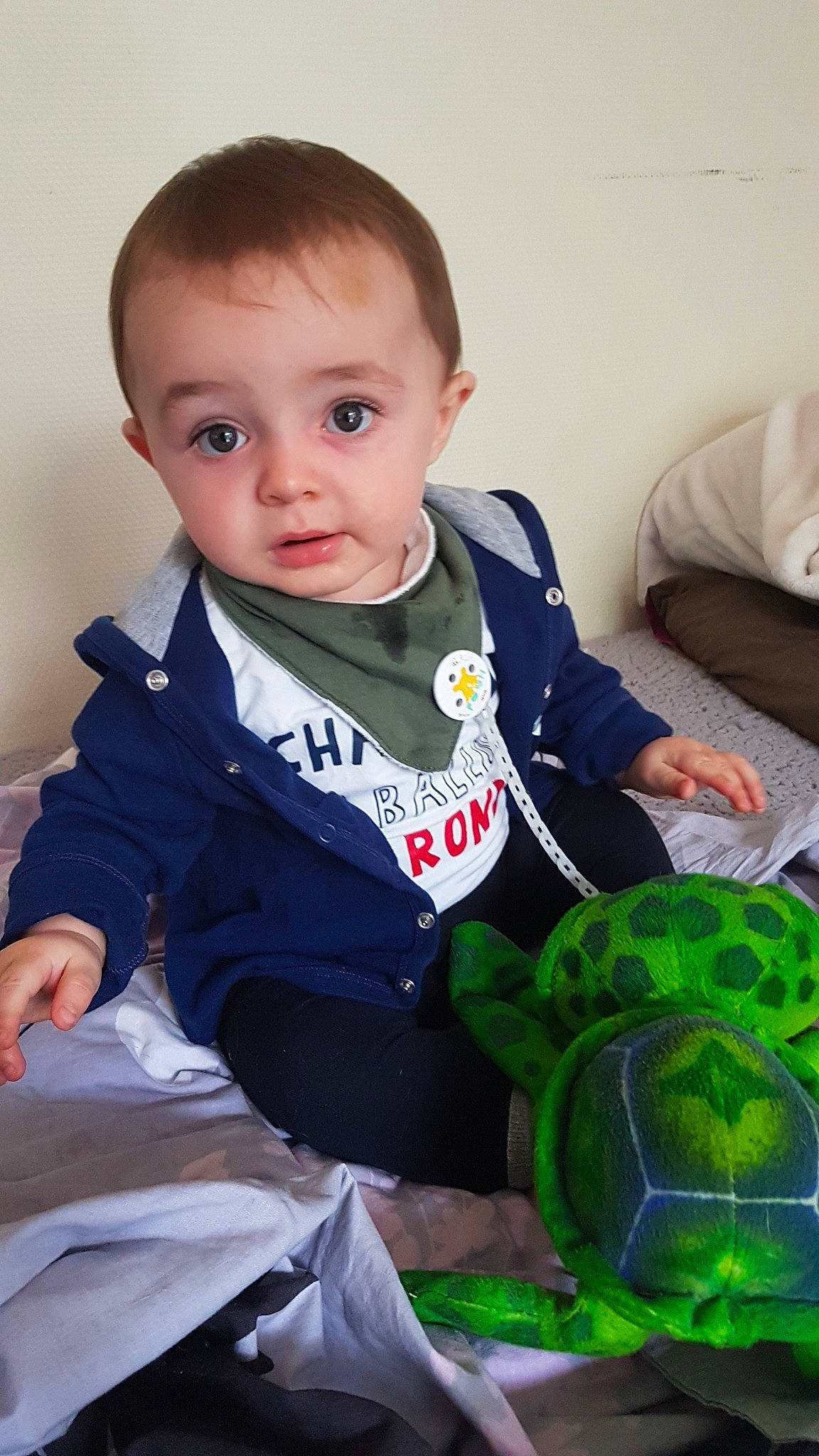 Lylian a rejoint le concours — aidez-le/la à gagner de superbes lots ! baby, child, eye, green, person, play, sitting, surprise, toddler