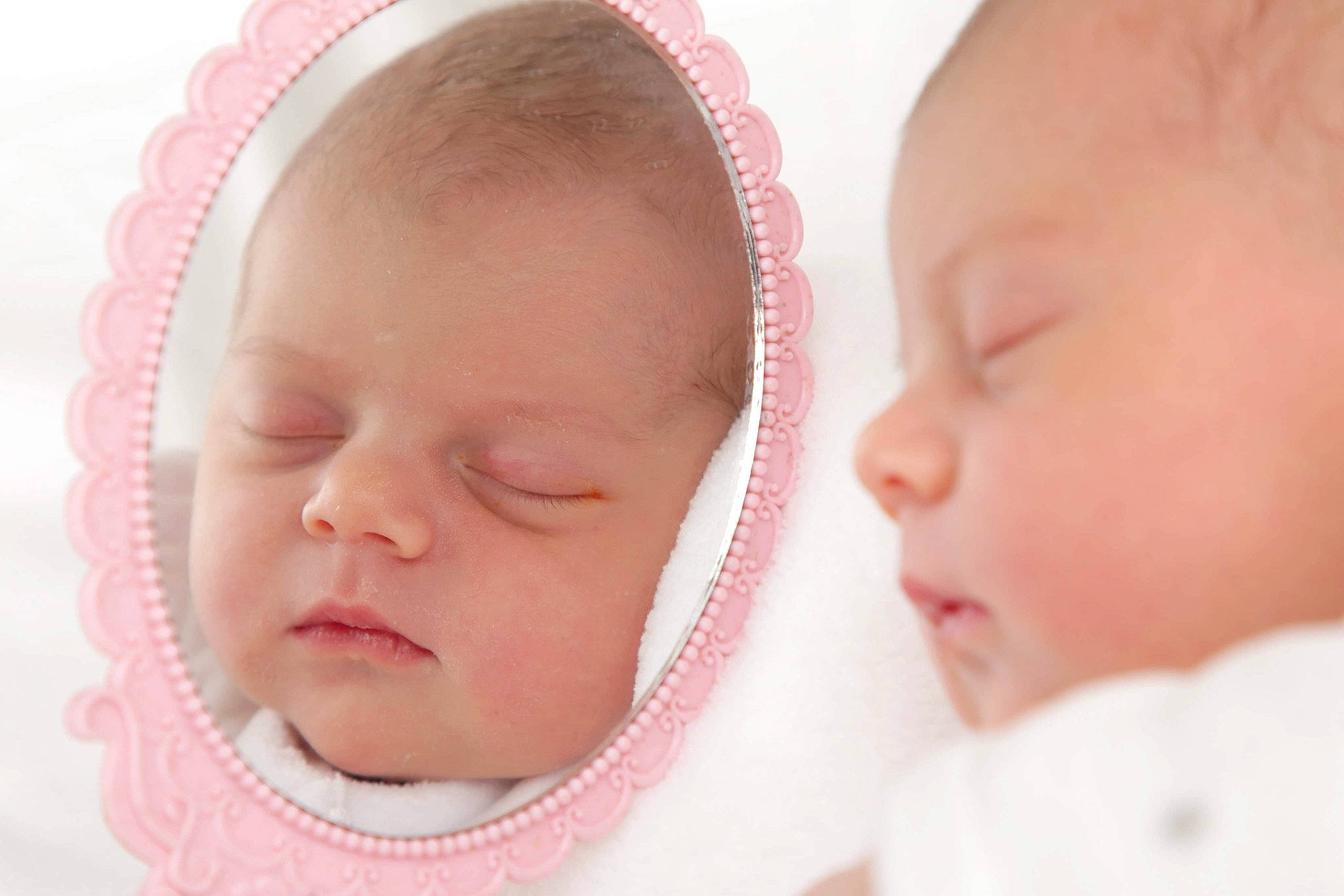 Love a rejoint le concours — aidez-le/la à gagner de superbes lots ! baby, cheek, chin, comfort, ear, eye, eyebrow, eyelash, face, gesture, hand, happy, head, iris, lip, mouth, nose, person, pink, skin