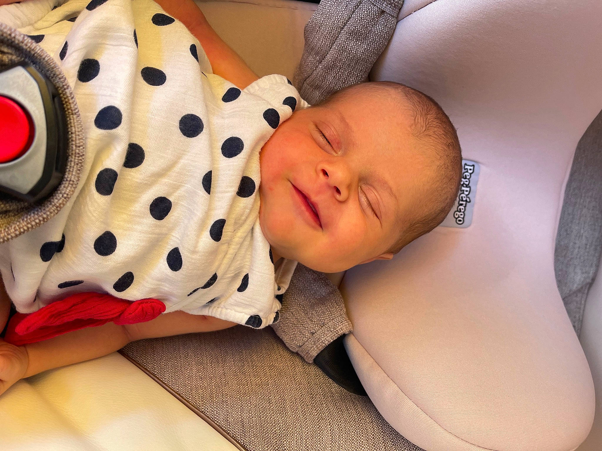 Love a rejoint le concours — aidez-le/la à gagner de superbes lots ! abdomen, baby, baby_products, baby_sleeping, baby_toddler_clothing, bedtime, carmine, chest, child, comfort, elbow, fashion_accessory, human_leg, linens, nose, pattern, person, personal_protective_equipment, sitting, thigh