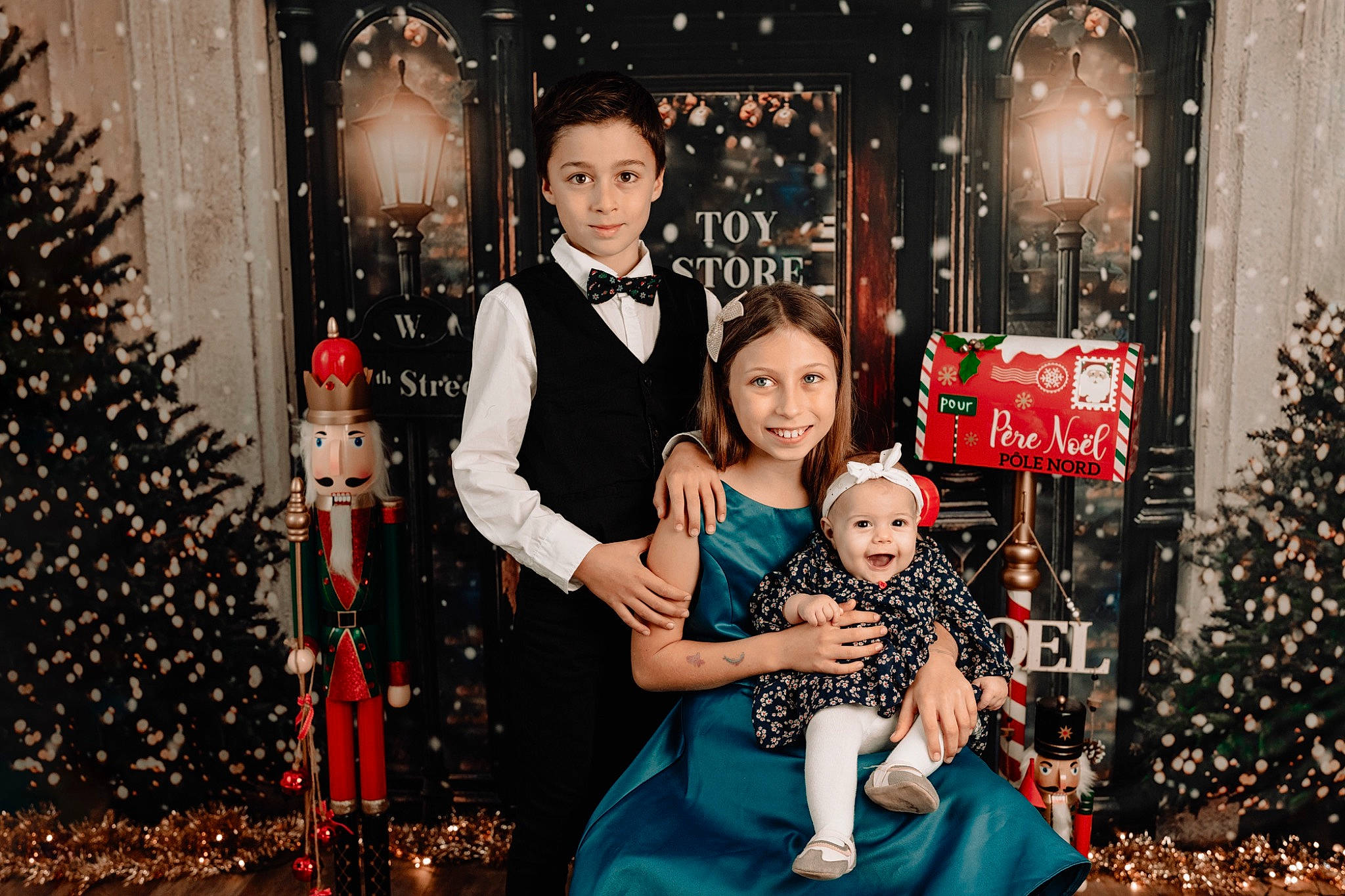 Love participe au concours pour gagner de l'argent avec cette photo : christmas_decoration, christmas_ornament, christmas_tree, dress, facial_expression, fashion, flash_photography, fun, happy, headwear, human, human_body, joy, organ, outerwear, person, photograph, red, smile, social_group