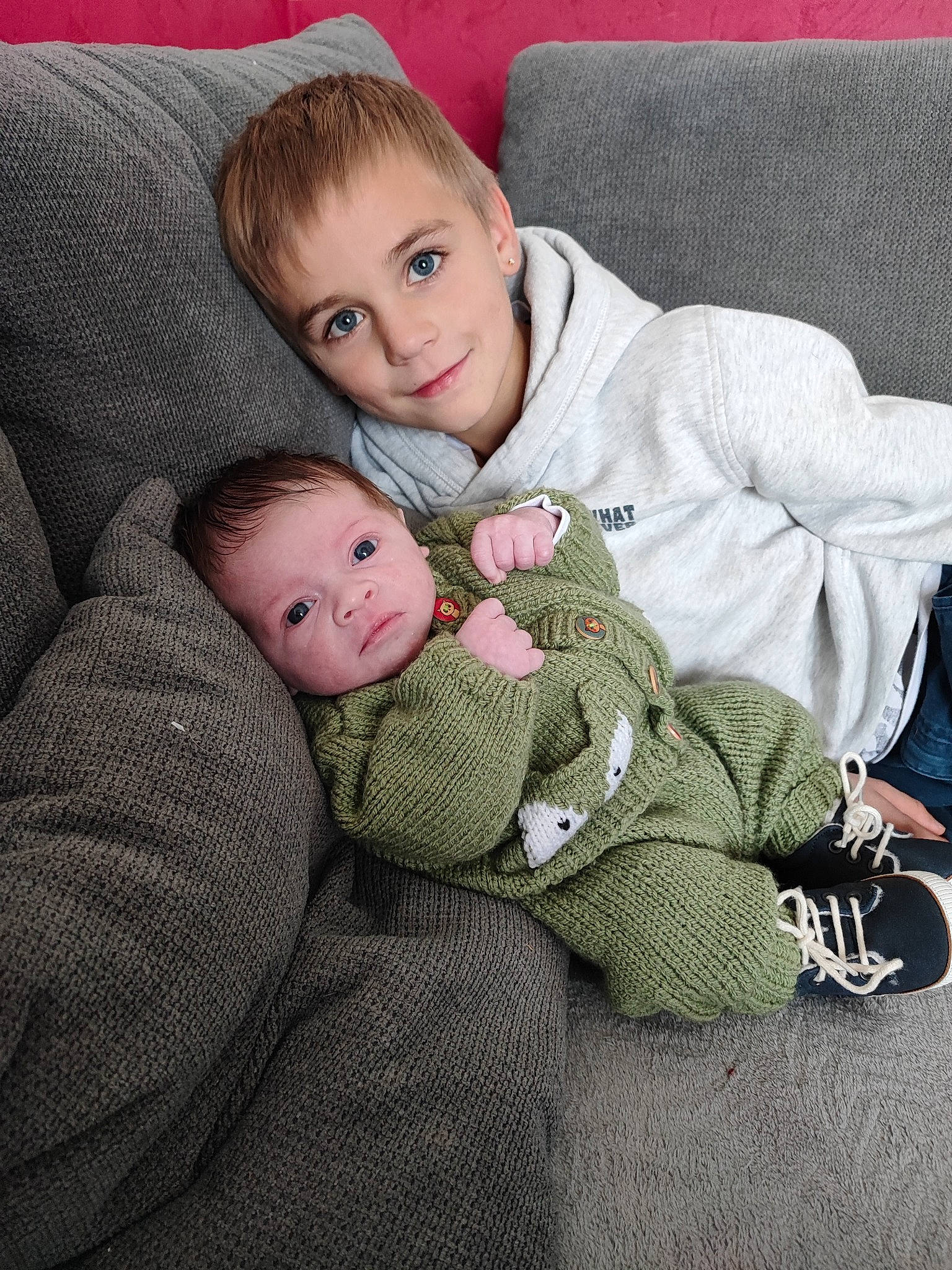 Mylow a rejoint le concours — aidez-le/la à gagner de superbes lots ! baby, baby_toddler_clothing, cheek, child, comfort, couch, face, fur, grass, happy, joy, lap, linens, pattern, person, room, sitting, skin, sleeve, smile