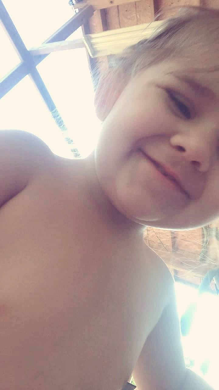 Neveah is registered to the contest to win money with this photo: cheek, chest, ear, eyebrow, eyelash, finger, gesture, hand, happy, human_body, jaw, joy, lip, mouth, muscle, neck, nose, person, shoulder, skin