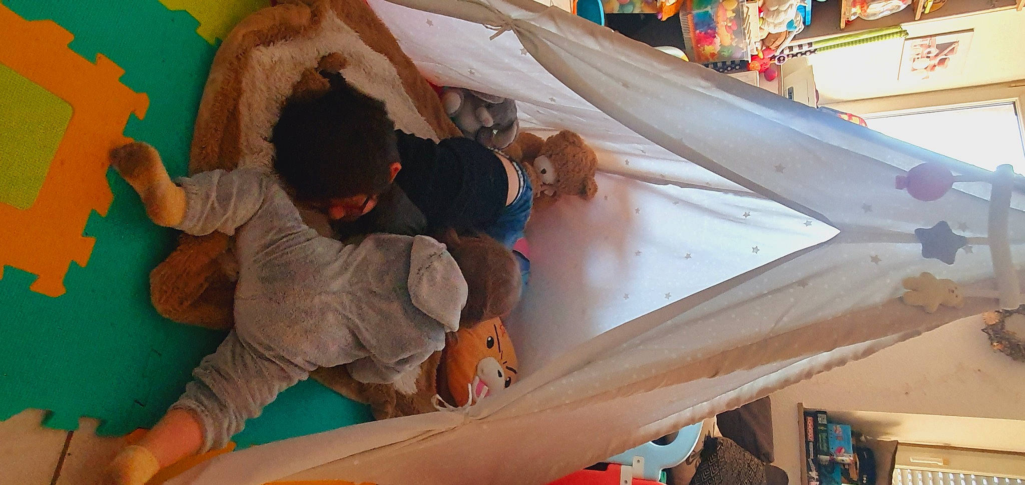 Arya a rejoint le concours — aidez-le/la à gagner de superbes lots ! art, ceiling, child, comfort, elbow, event, fun, leisure, outdoor_play_equipment, person, play, recreation, room, space, t_shirt, tent, toddler, visual_arts, wood, world