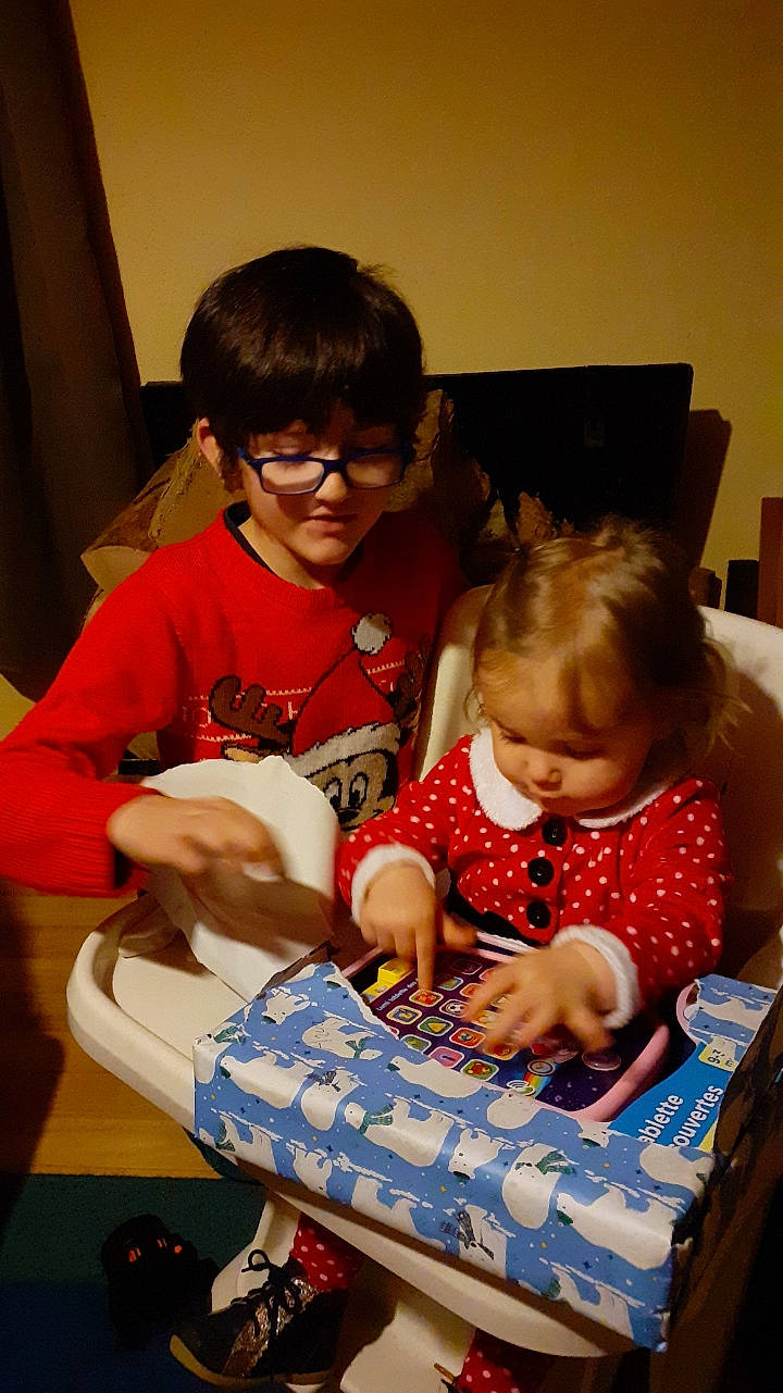 Arya a rejoint le concours — aidez-le/la à gagner de superbes lots ! baby, carmine, chair, child, christmas_eve, curtain, event, fun, holiday, lap, learning, leisure, person, play, product, room, sharing, sitting, t_shirt, toddler