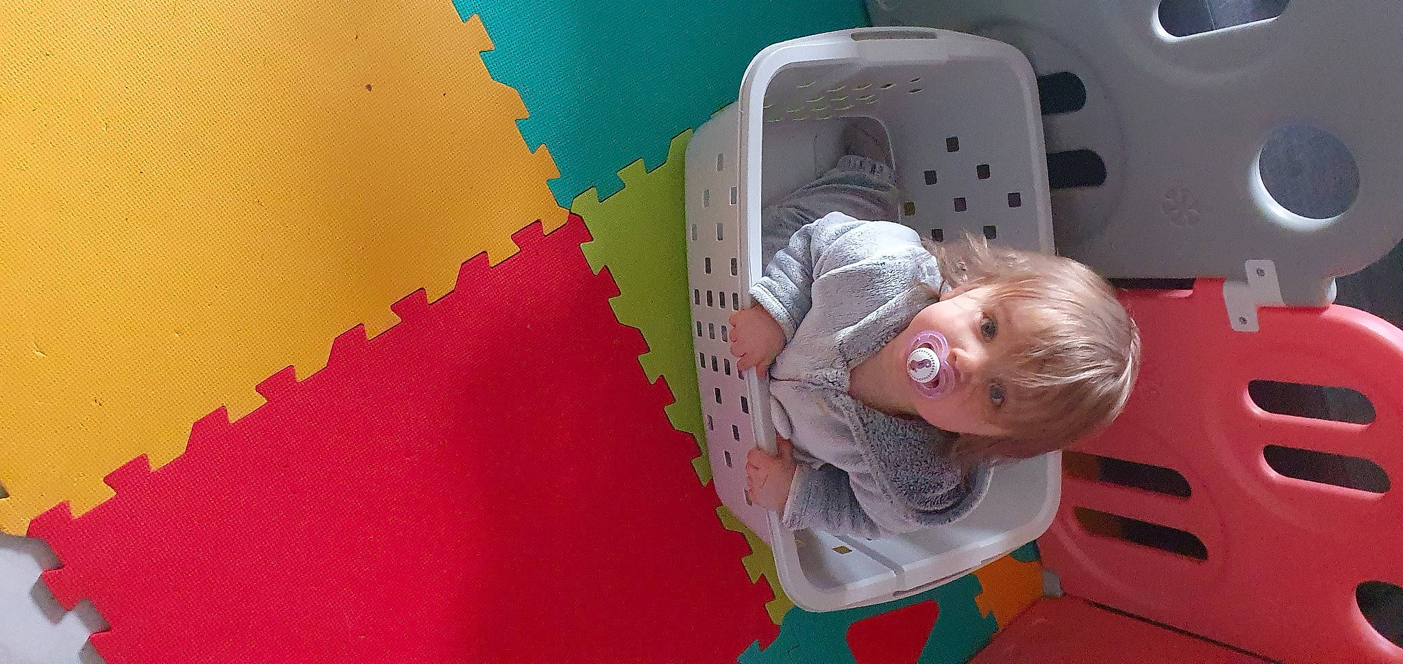 Arya participe au concours pour gagner de l'argent avec cette photo : art, automotive_exterior, baby, baby_products, baby_toddler_clothing, child, fun, happy, leisure, magenta, motor_vehicle, paint, person, pink, play, recreation, room, smile, toddler, vehicle_door