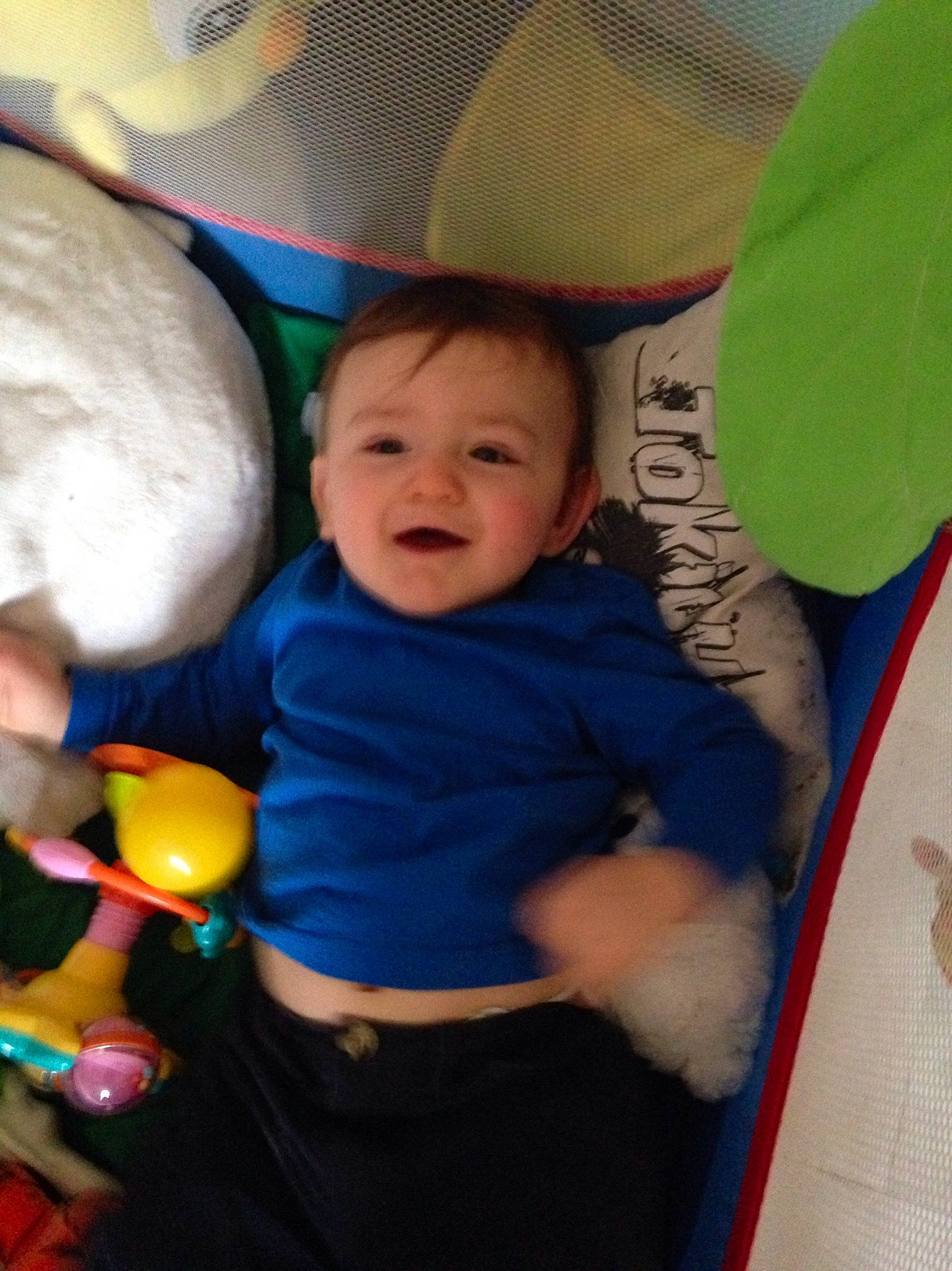 Eliott a rejoint le concours — aidez-le/la à gagner de superbes lots ! baby, baby_products, child, event, facial_expression, finger, fun, hand, happy, human_body, leisure, nose, person, play, product, room, sitting, skin, smile, textile