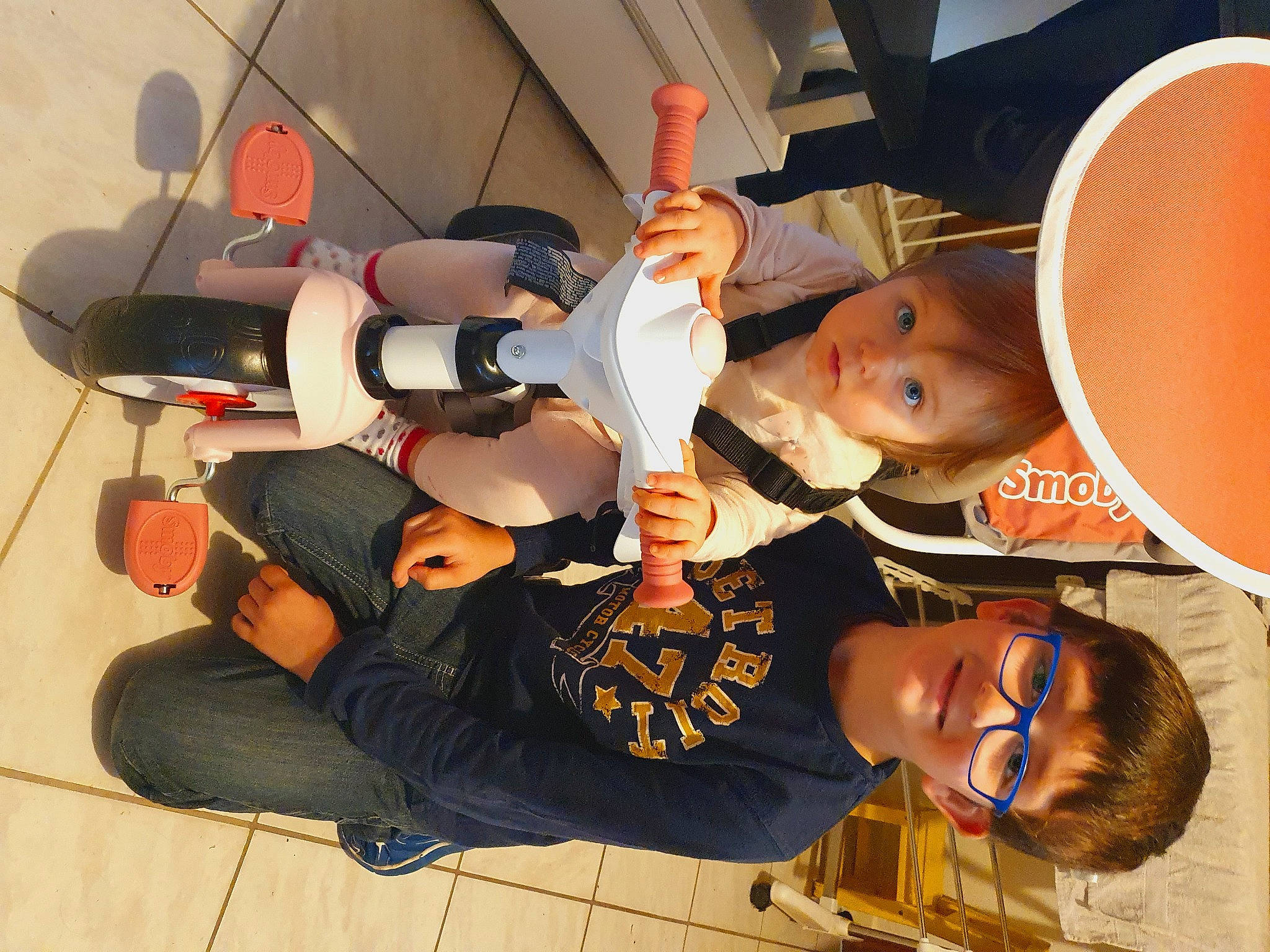 Arya a rejoint le concours — aidez-le/la à gagner de superbes lots ! baby_products, child, fun, happy, hat, joy, leisure, orange, person, room, smile, t_shirt, toddler